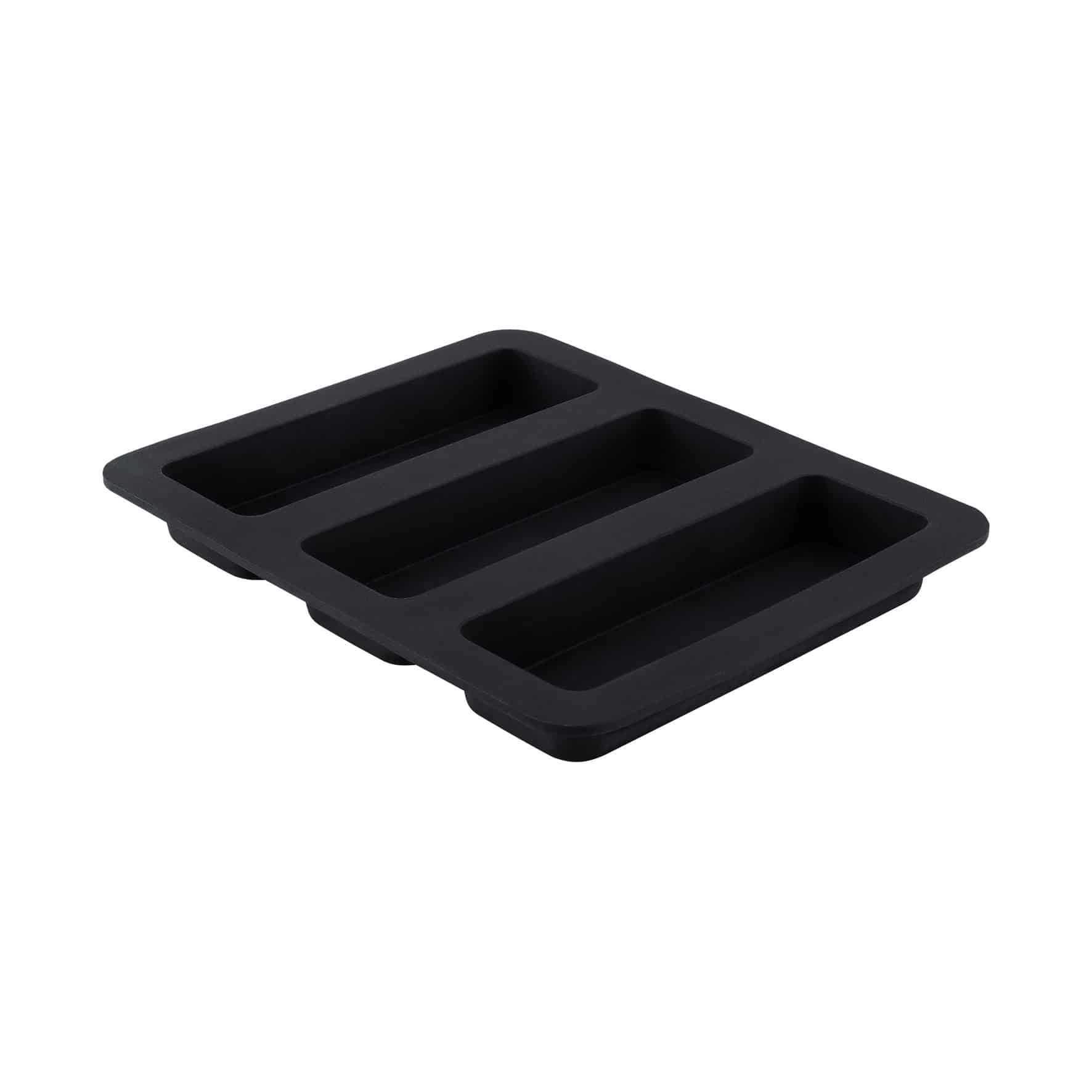 Schwarze, rechteckige Silikonform mit drei langen, schmalen Fächern zum Backen. Es liegt auf einer weißen Oberfläche.