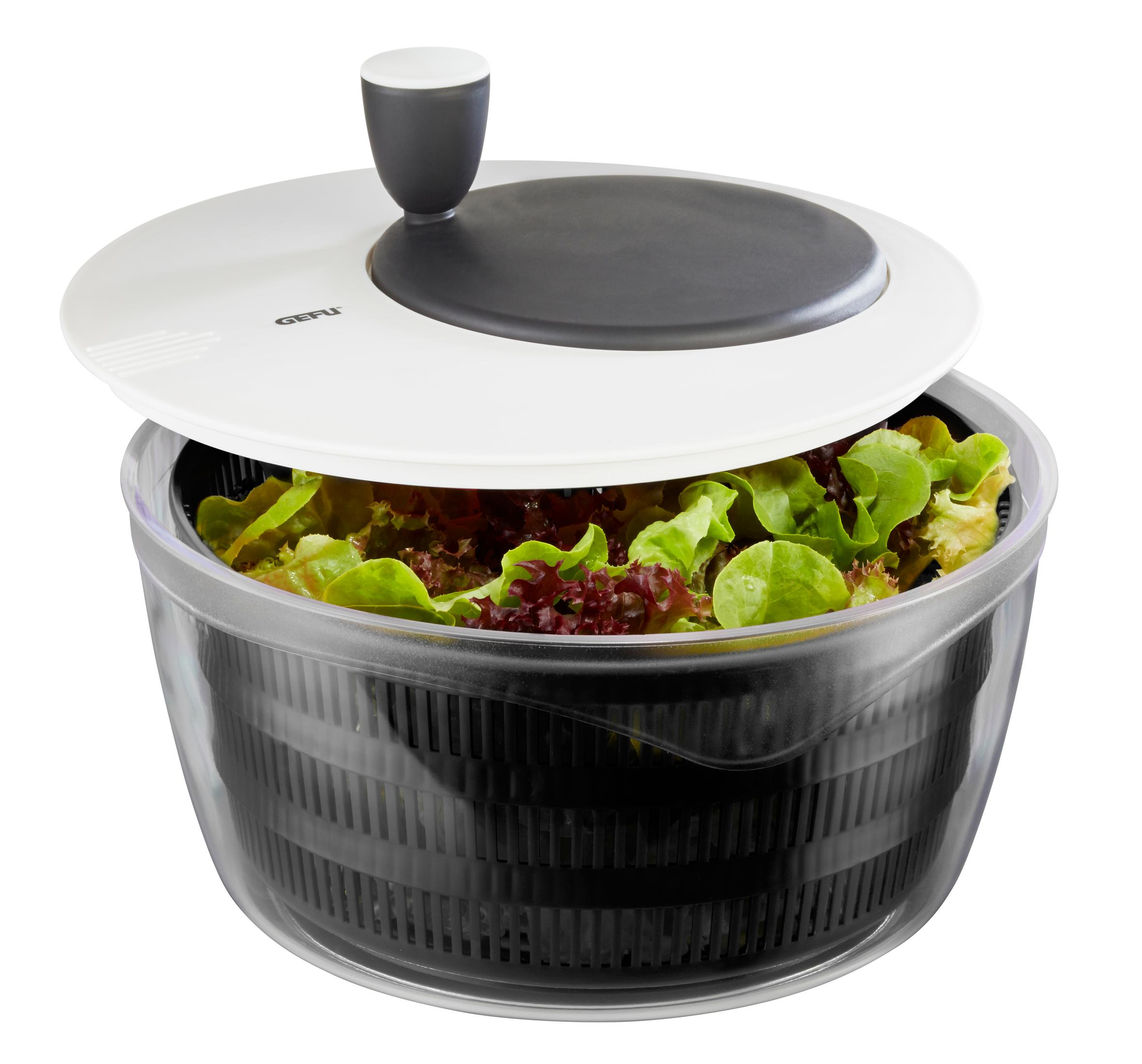 Salatschleuder mit Salat. Weißer Deckel und Griff, schwarzer Behälter. Transparente Seiten.