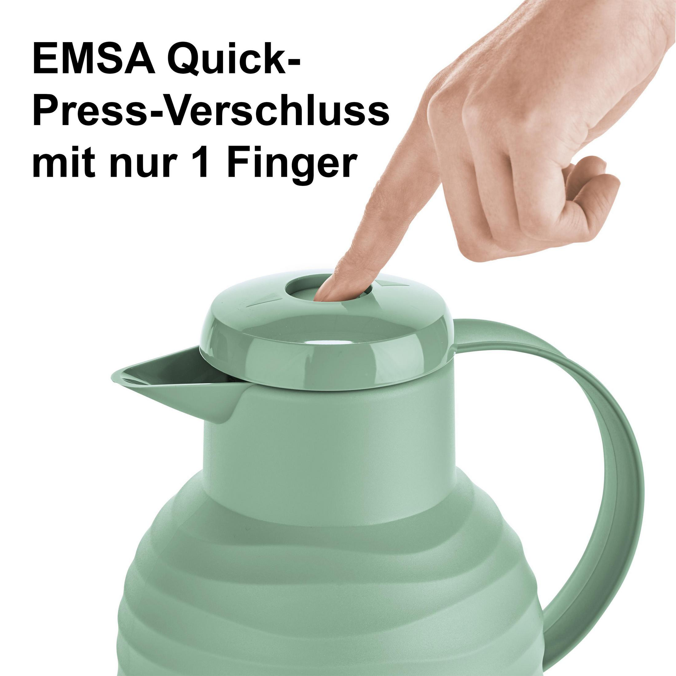 Eine Hand drückt einen Knopf auf einer grünen Thermoskanne, die mit Text beschriftet ist. Der Deckel hat einen Druckverschluss.