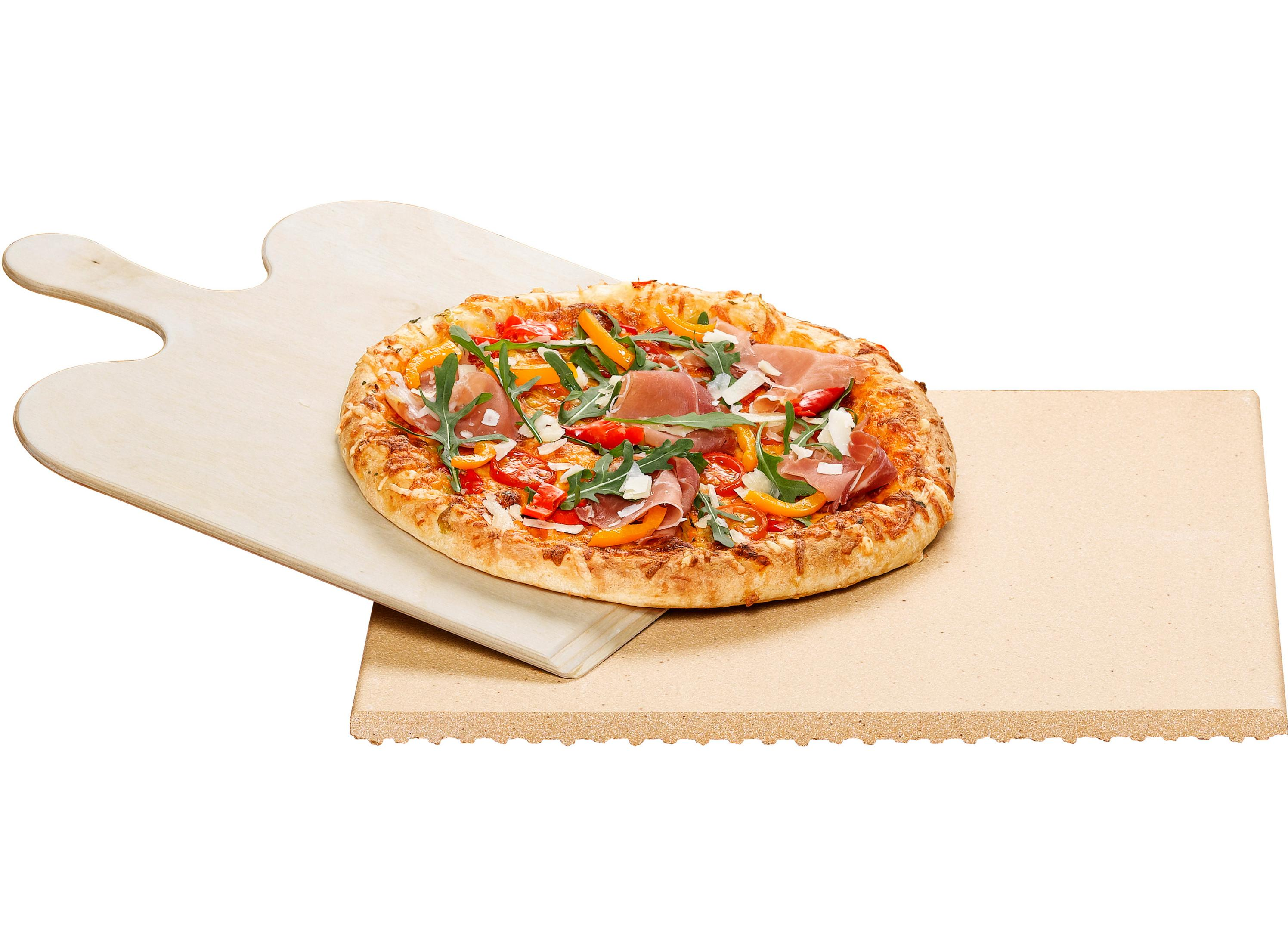 Pizza auf Holzschaufel und Steinbasis. Zutaten: Tomaten, Paprika, Prosciutto, Rucola.