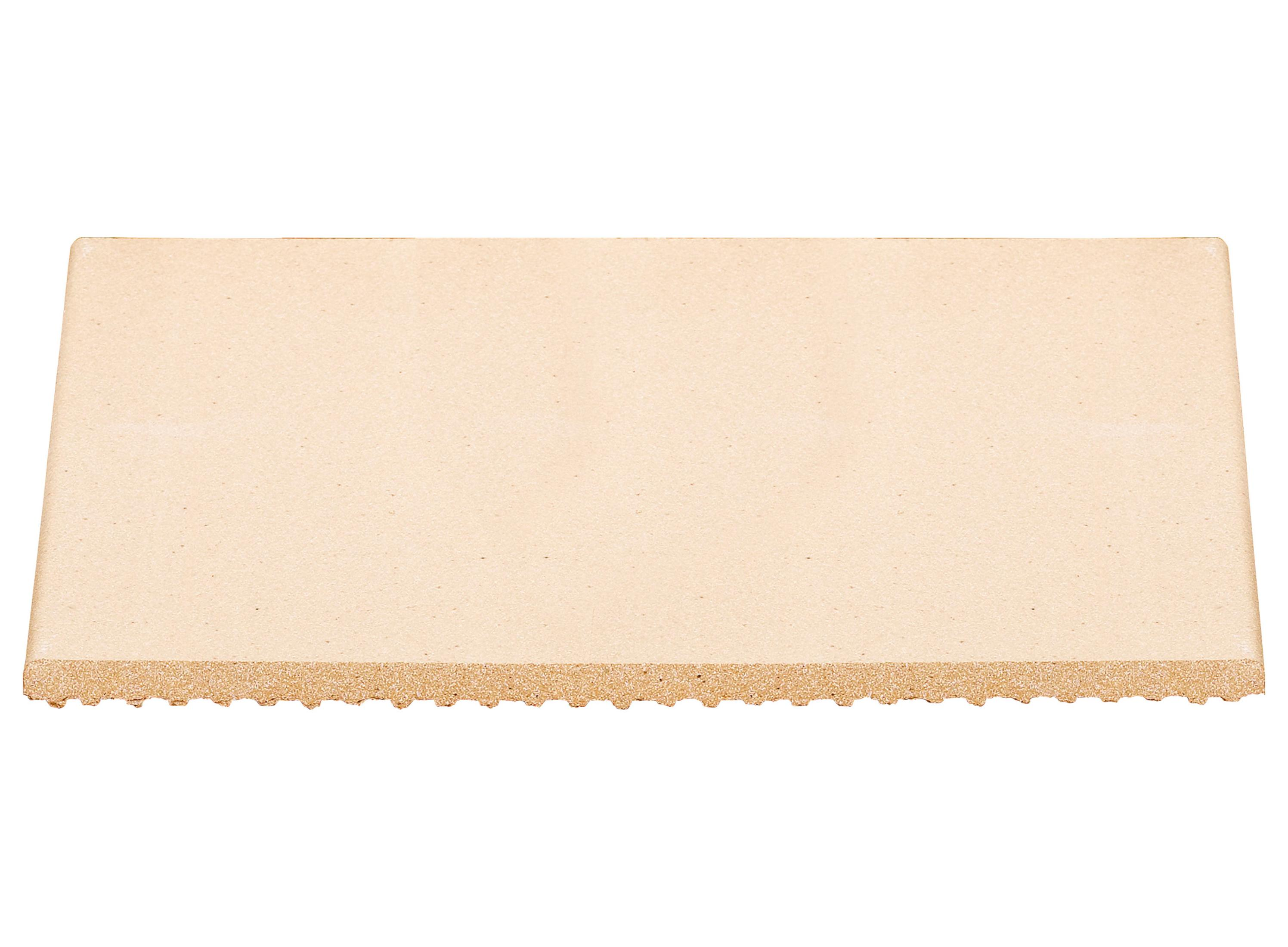 Rechteckiger Pizzastein mit strukturierter Kante. Beige Farbe. Weißer Hintergrund.