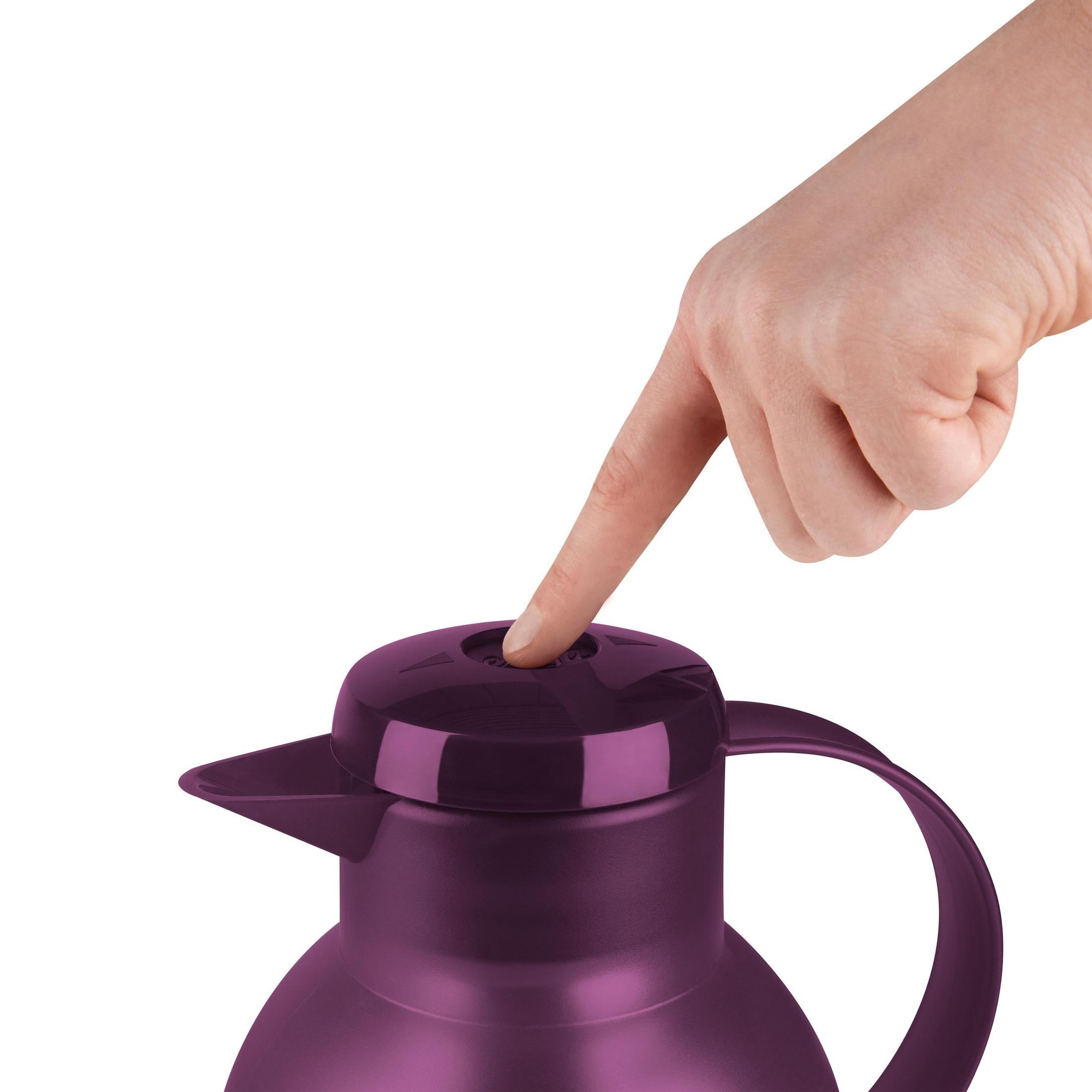 Un thermos viola, un dito preme il pulsante per aprirlo.