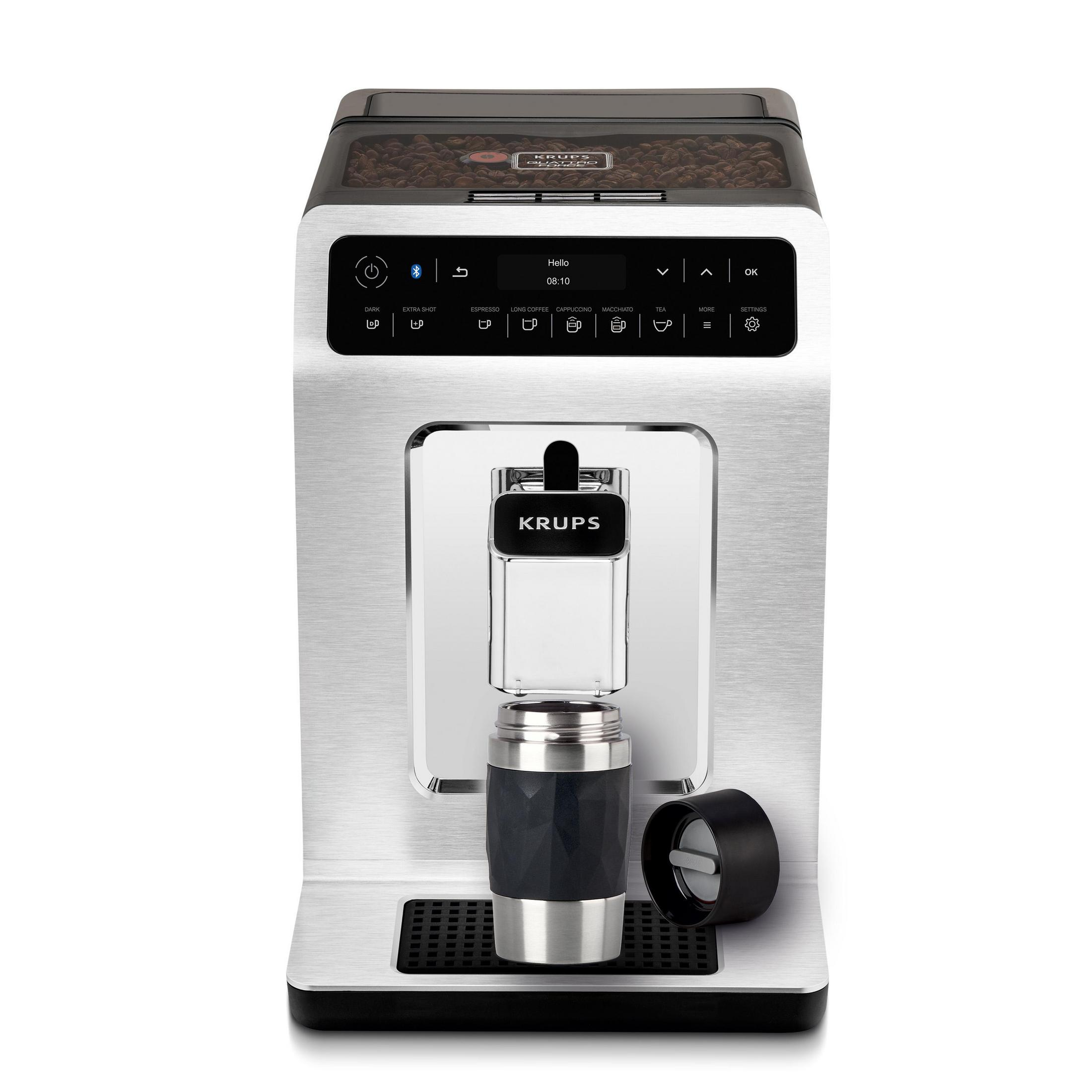 Silber-schwarze Kaffeemaschine mit Tasse, Bohnen und einem Display.