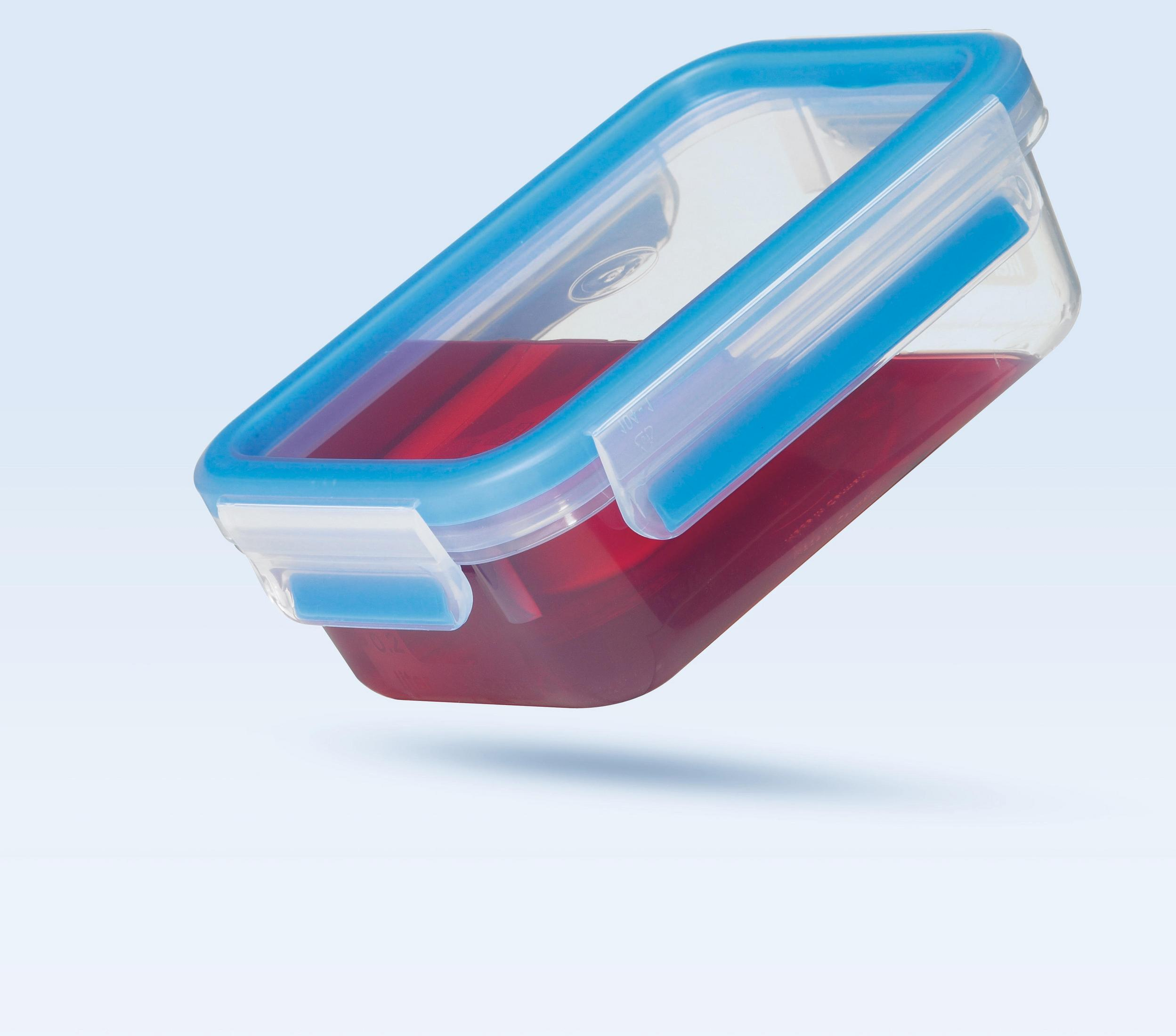 Ein klarer Plastikbehälter mit blauem Deckel und roter Flüssigkeit.