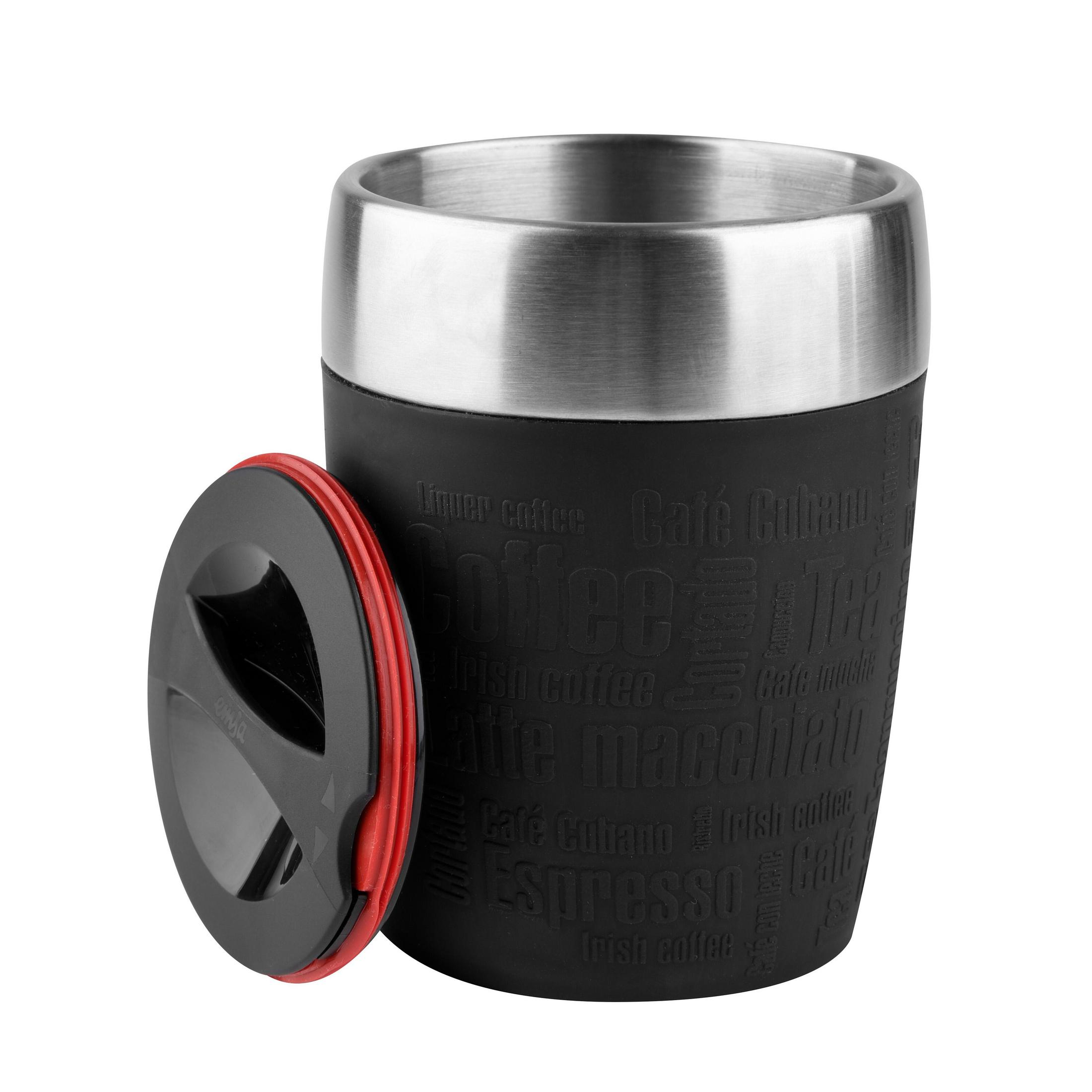 Schwarzer Reisebecher mit offenem, rot umrandetem Deckel. Silberner Deckel, schwarzer Körper mit Kaffee-Text.
