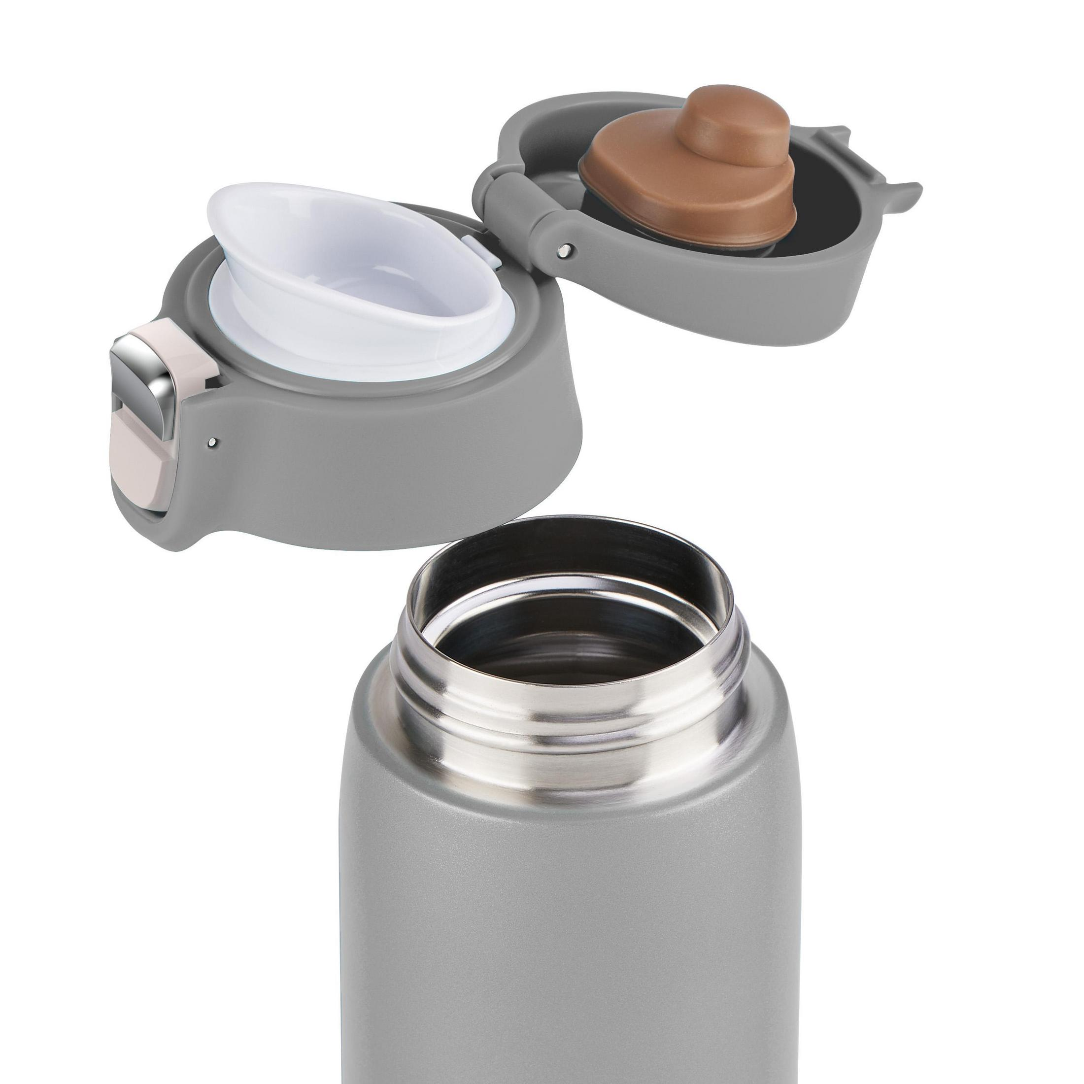 Eine graue Wasserflasche mit offenem Deckel. Die Innenteile des Deckels sind sichtbar.