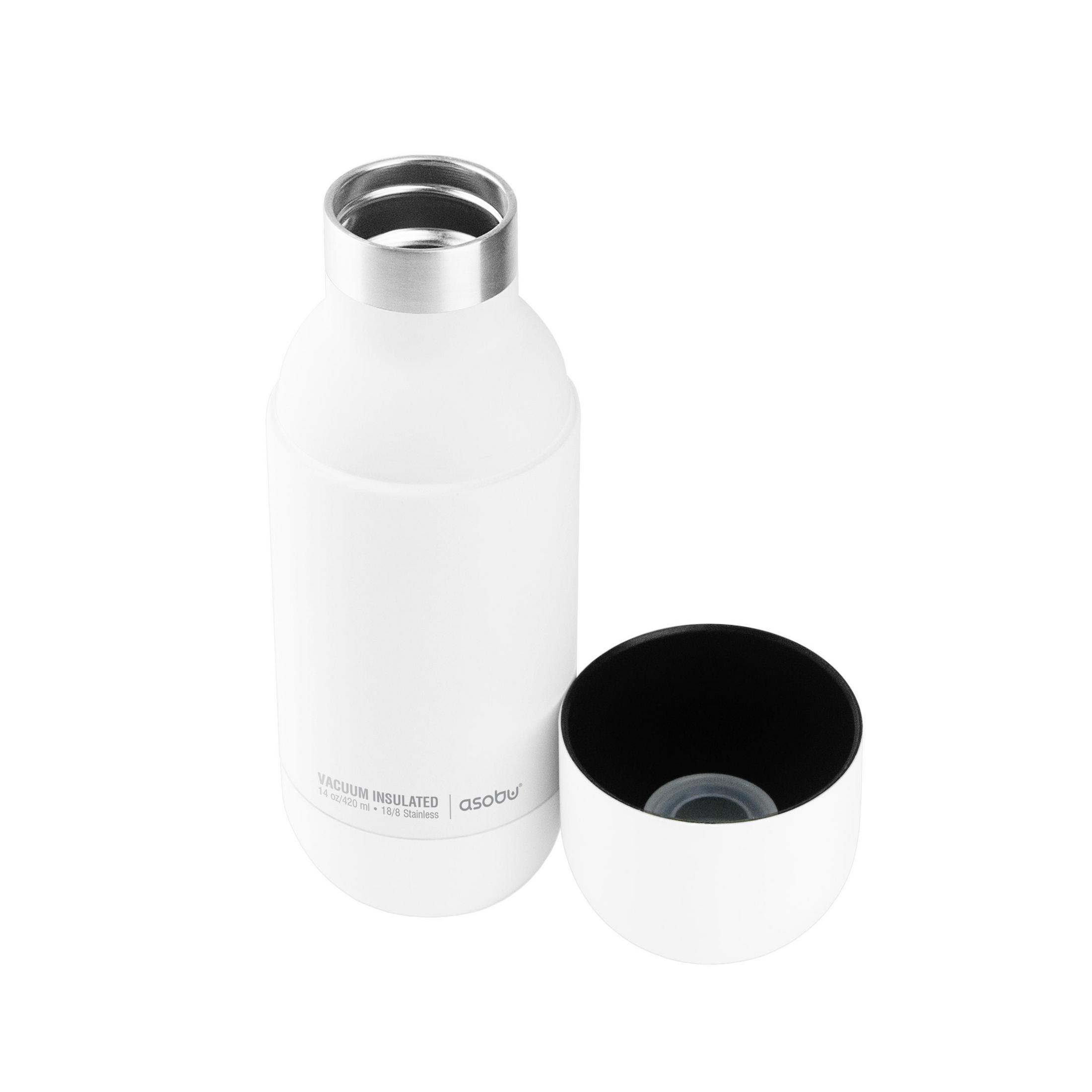 Weiße isolierte Wasserflasche mit silbernem Deckel und schwarzer Kappe daneben, isoliert auf Weiß.