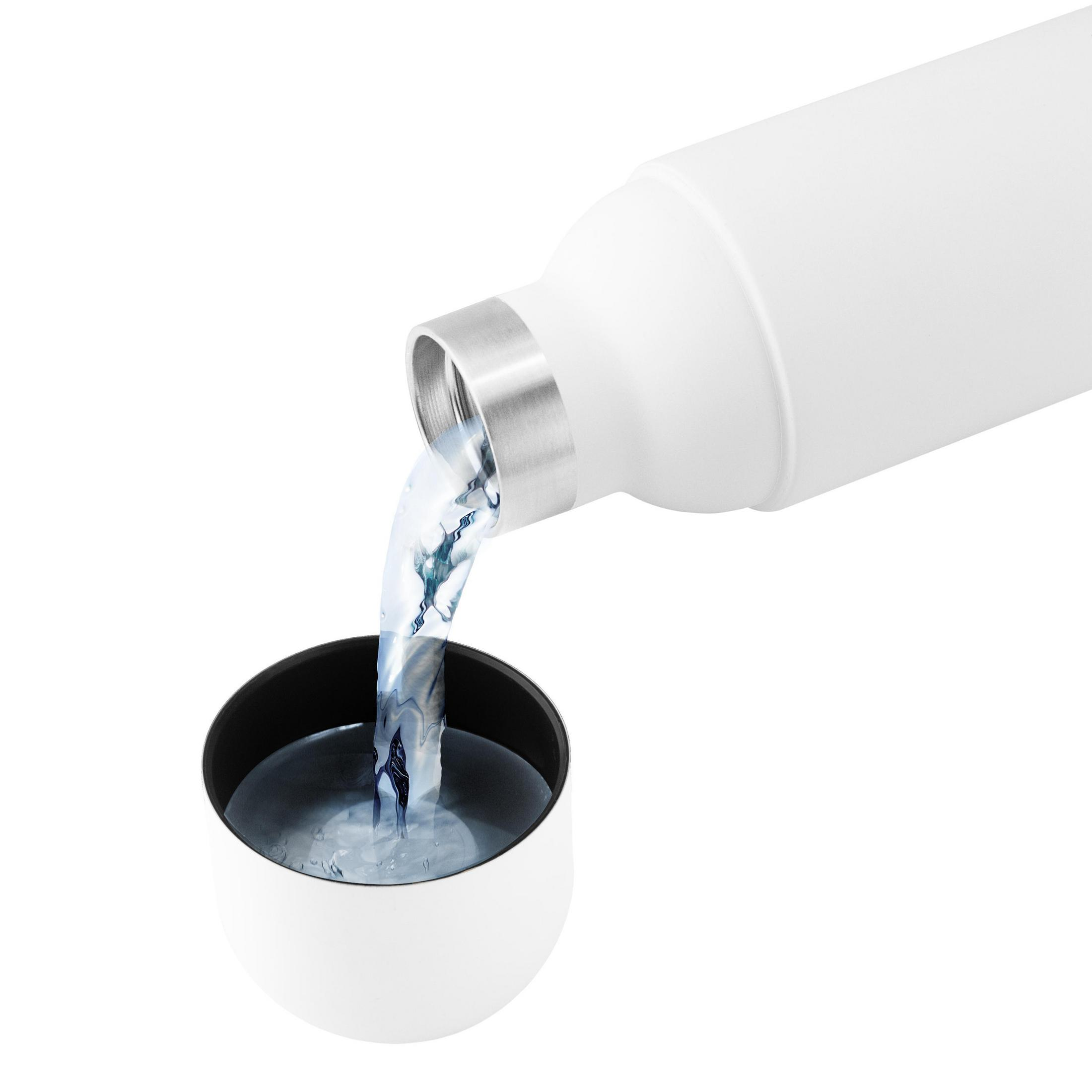 Weiße Flasche gießt Wasser in eine weiße Tasse. Die Flasche ist weiß mit silbernem Deckel. Die Tasse ist weiß.