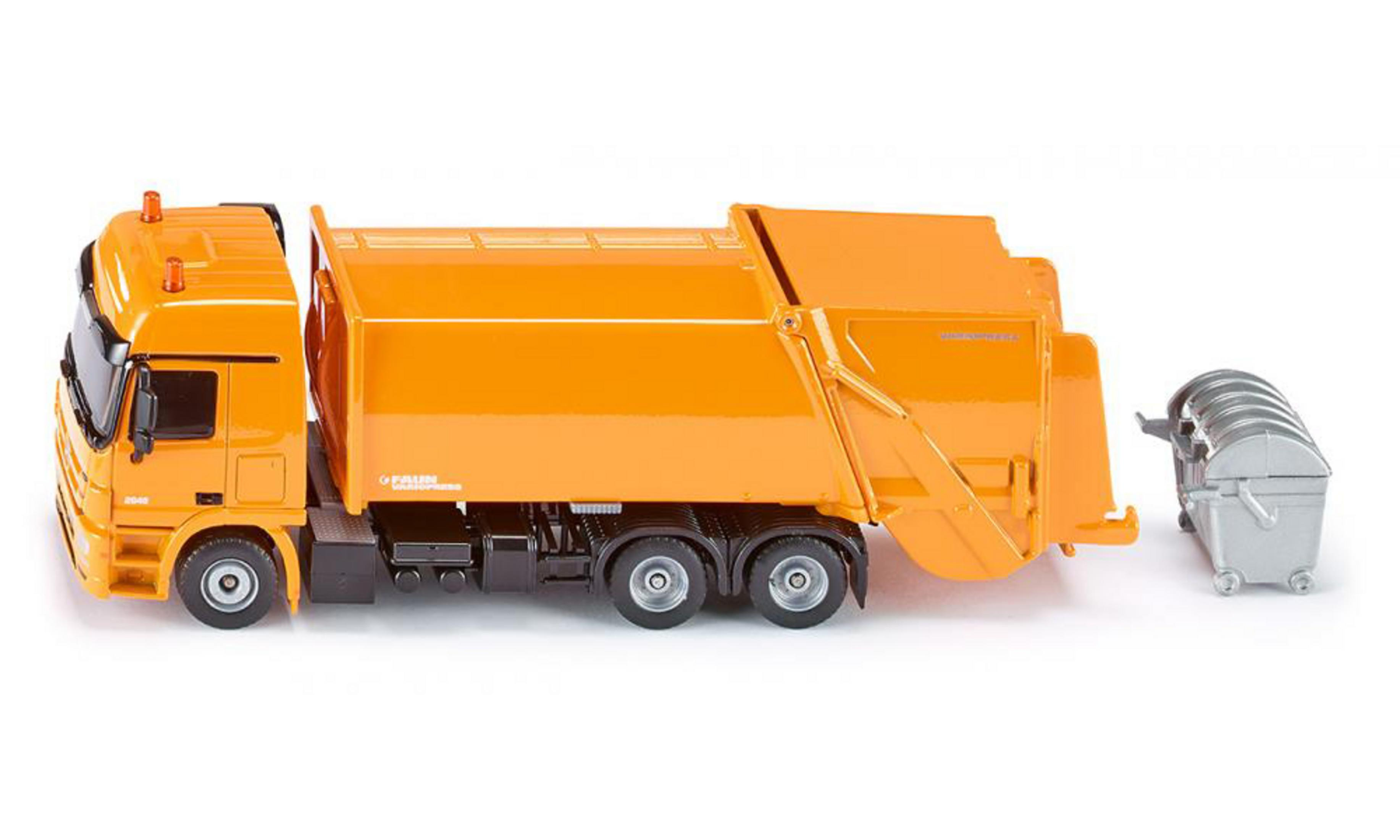 Ein orangefarbener Spielzeug-Müllwagen mit einem silbernen Behälter daneben. Der Lastwagen steht auf weißem Untergrund.