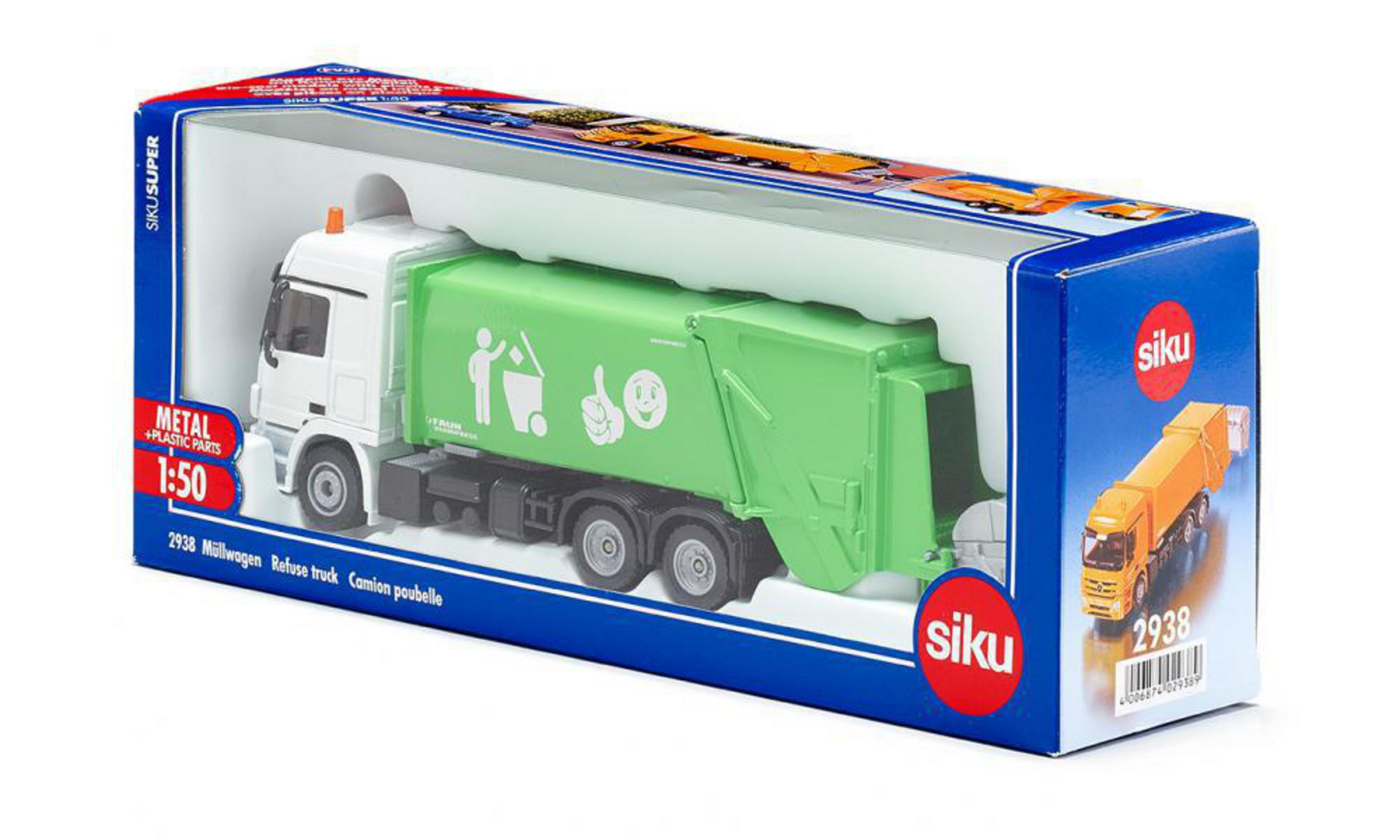 Ein Spielzeug-Müllwagen in einer Box. Der Lkw ist grün und weiß mit einem Recycling-Symbol.