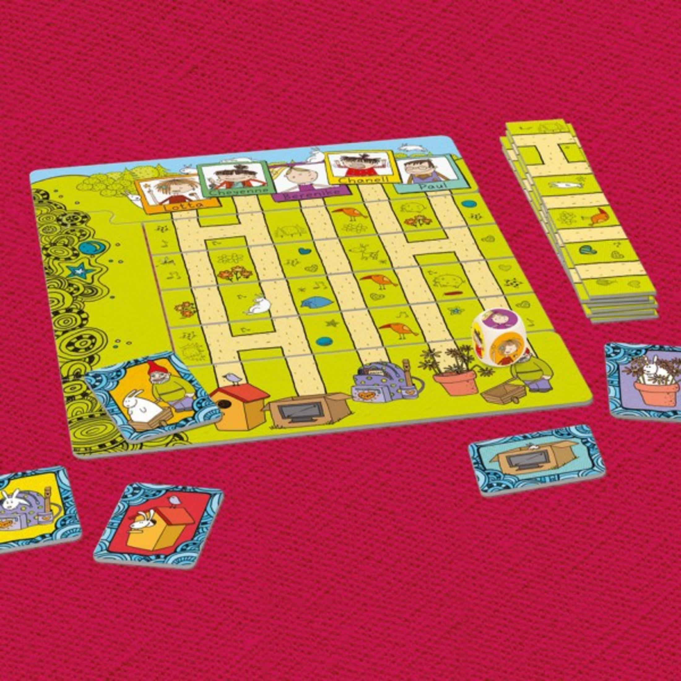 Ein Brettspiel mit einem Pfad und mehreren Spielsteinen, Würfeln und Spielkarten auf roter Oberfläche.