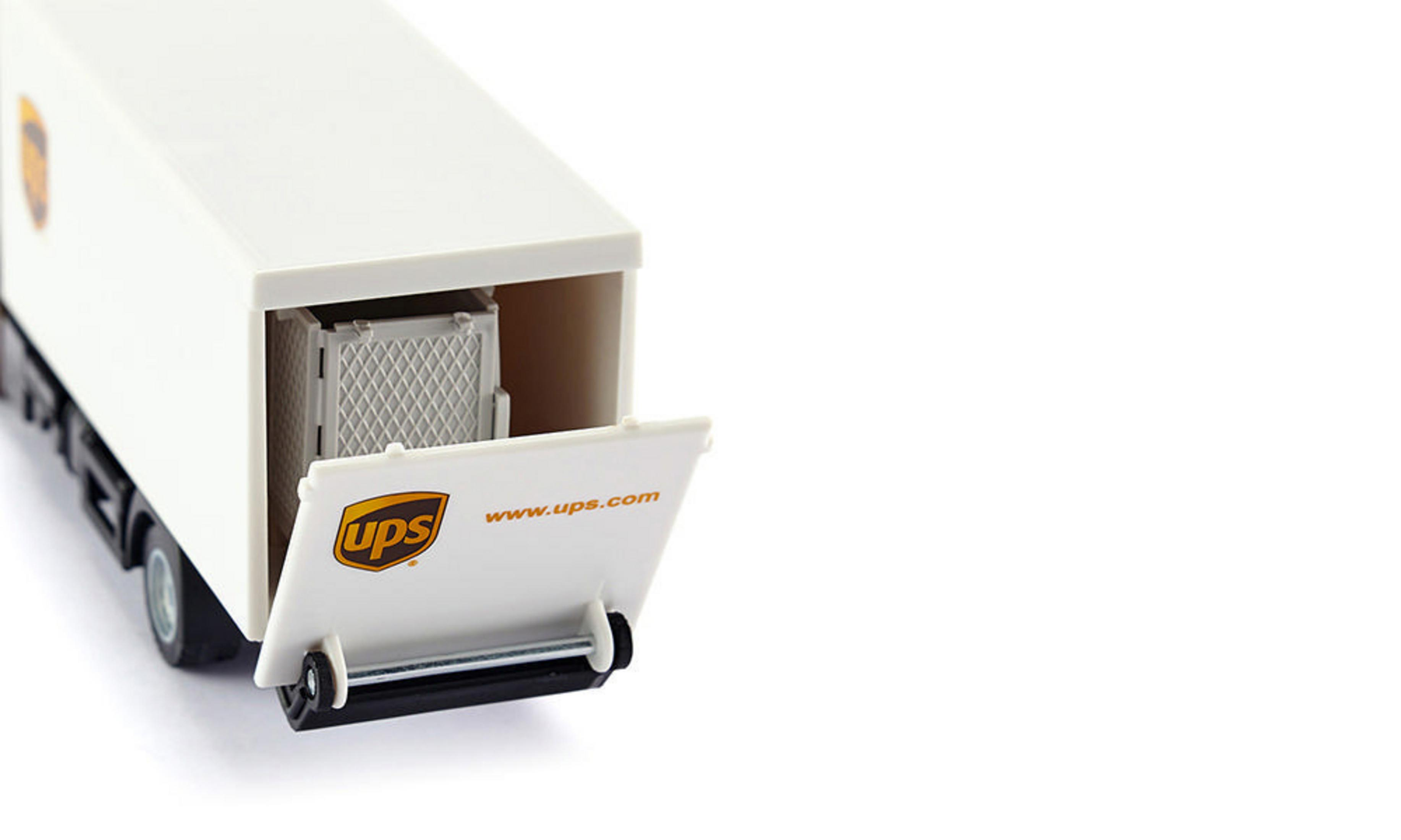 UPS-LKW-Anhänger. Weißer Anhänger mit UPS-Logo und geöffneter Rückseite. Grauer Container innen.