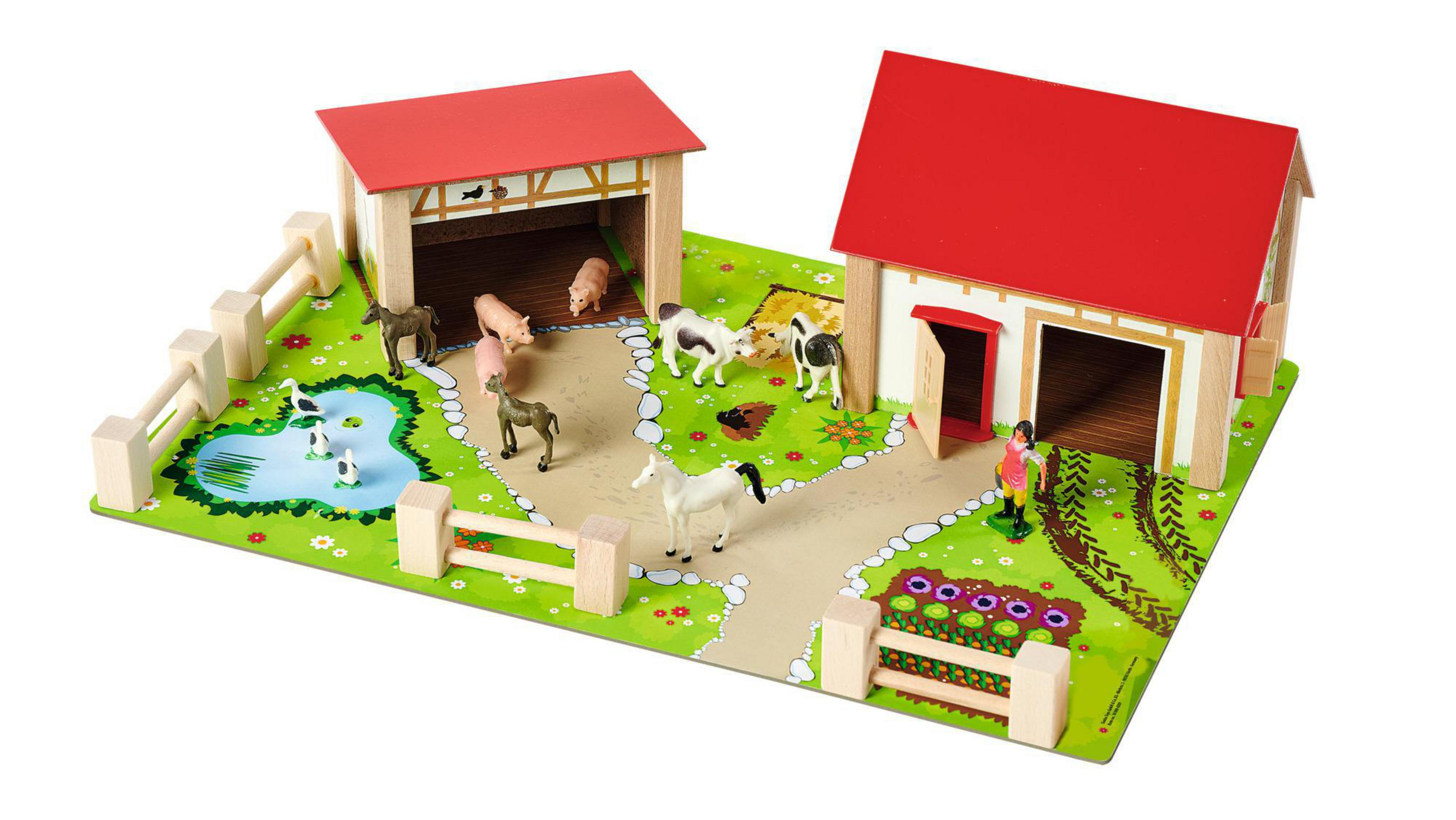 Hölzernes Bauernhof-Spielset mit Gebäuden, Tieren und einem Teich auf grüner Basis.