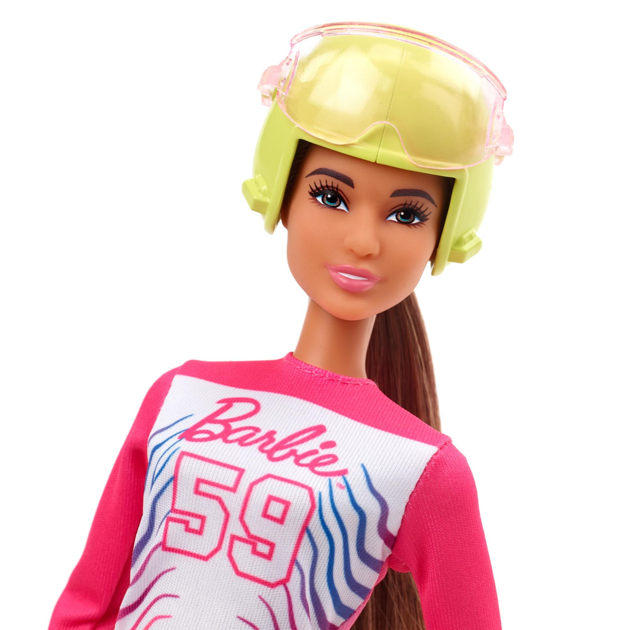 Eine Barbie-Puppe mit einem rosa Hemd mit der Nummer 59, einem gelben Helm mit Visier. Weißer Hintergrund.