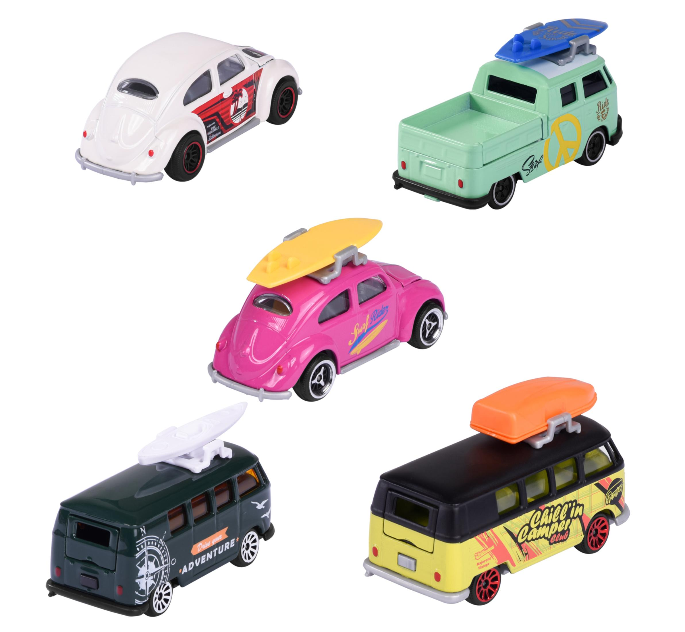Spielzeugautos: fünf bunte VW-Busse und Käfer mit Surfbrettern oben drauf.