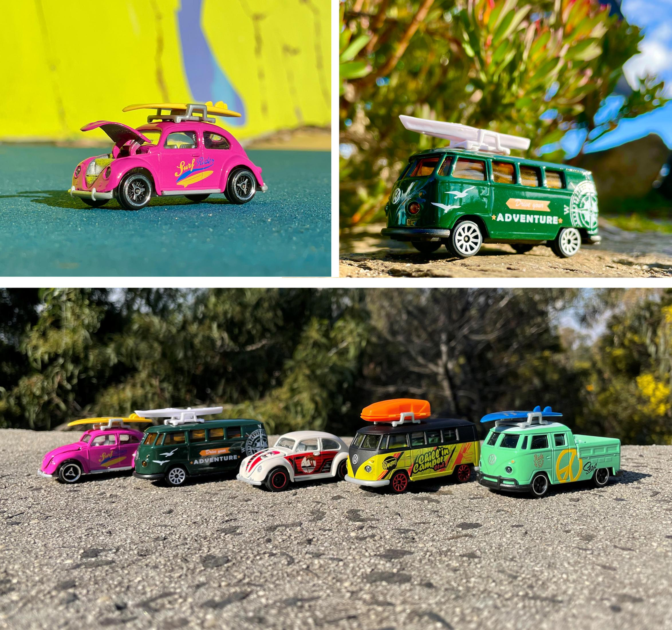 Drei Spielzeug-VW-Busse in einer Reihe, rosa, grün und weiß. Eine Gruppe von fünf in einer Reihe, auf einer Straße.