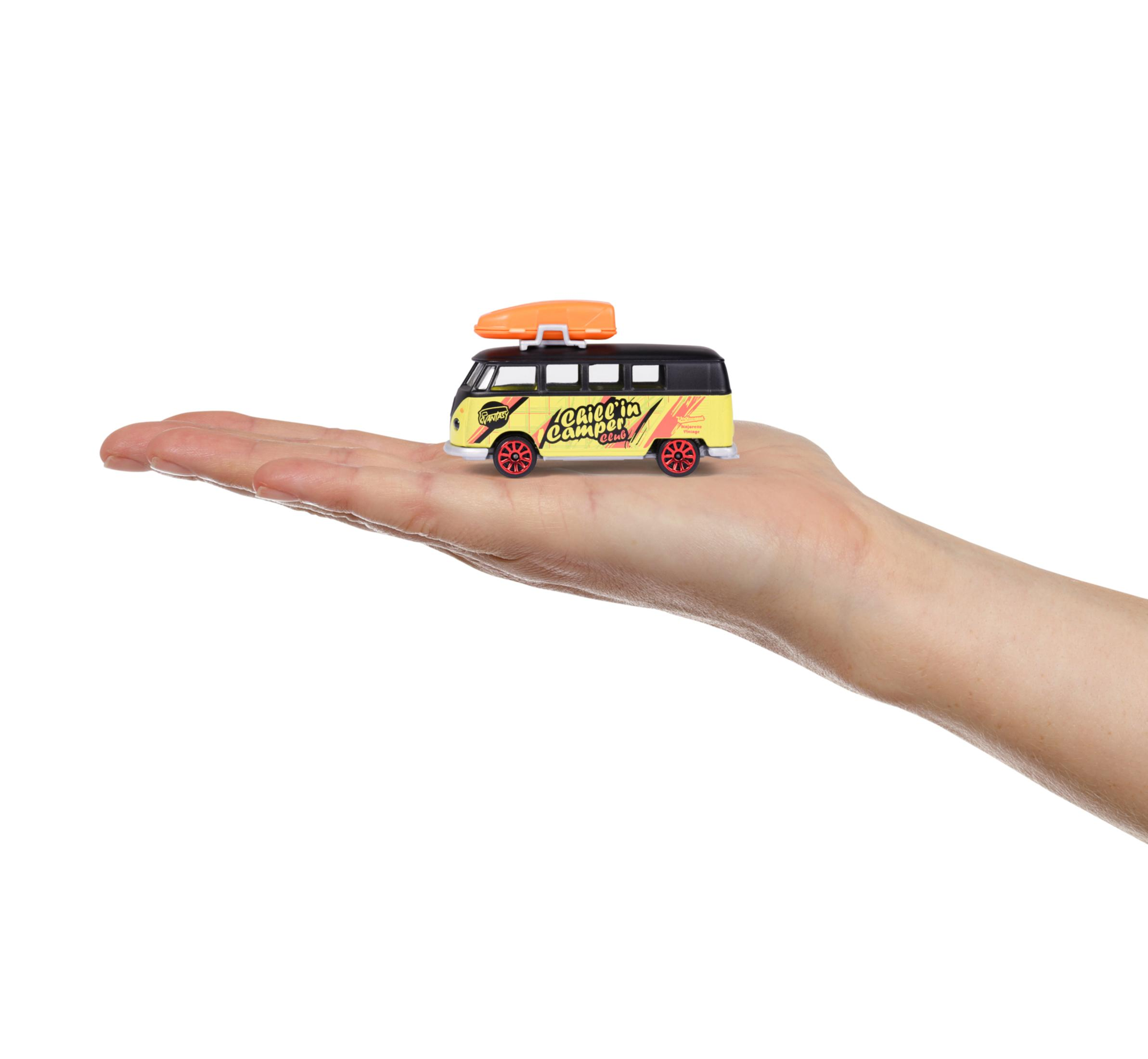 Ein kleines gelbes Wohnwagen-Spielzeug in einer Hand. Oranges Gepäck oben. Der Van hat rote Räder.