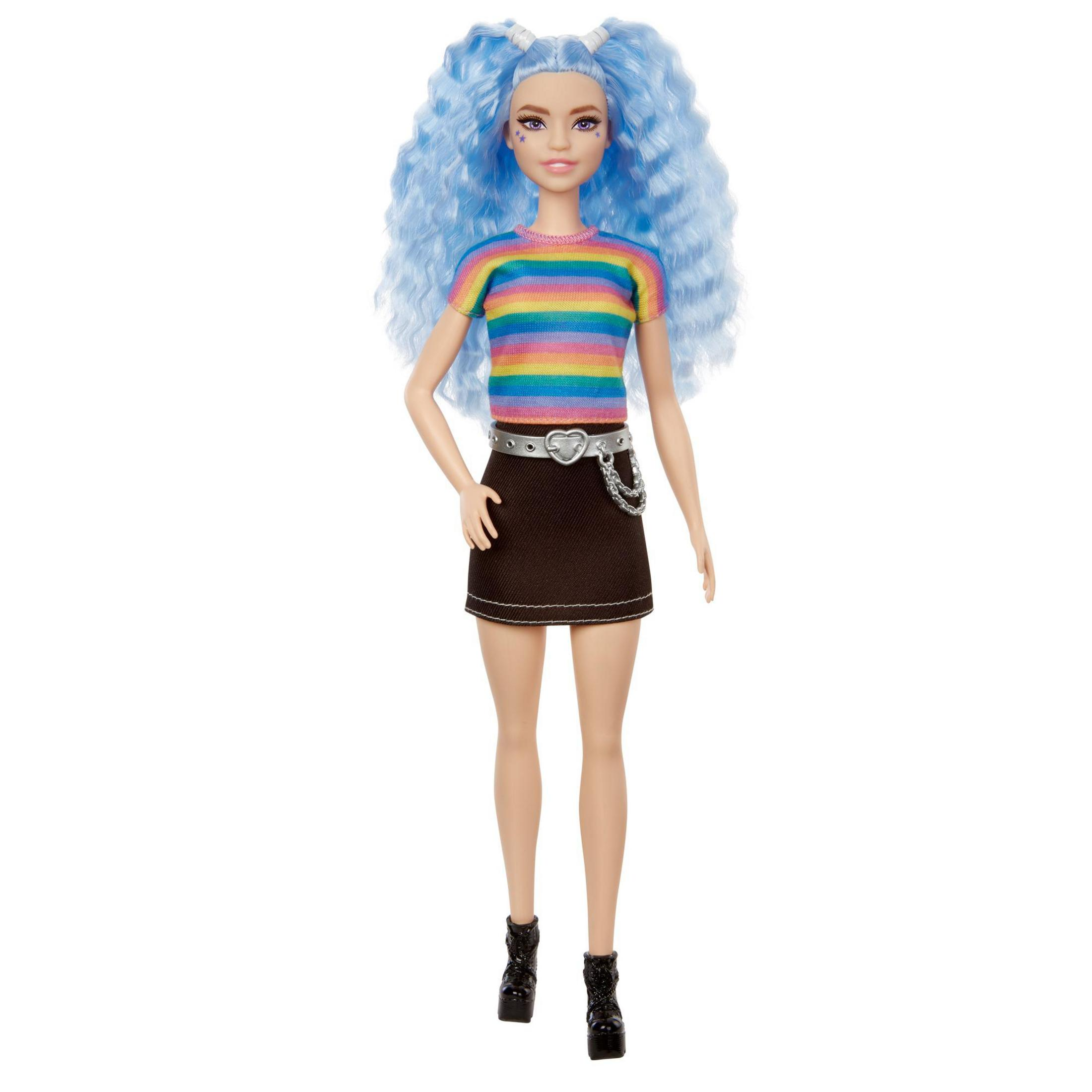 Barbie-Puppe mit hellblauem, lockigem Haar, gestreiftem Shirt und schwarzem Rock. Stehende Pose.