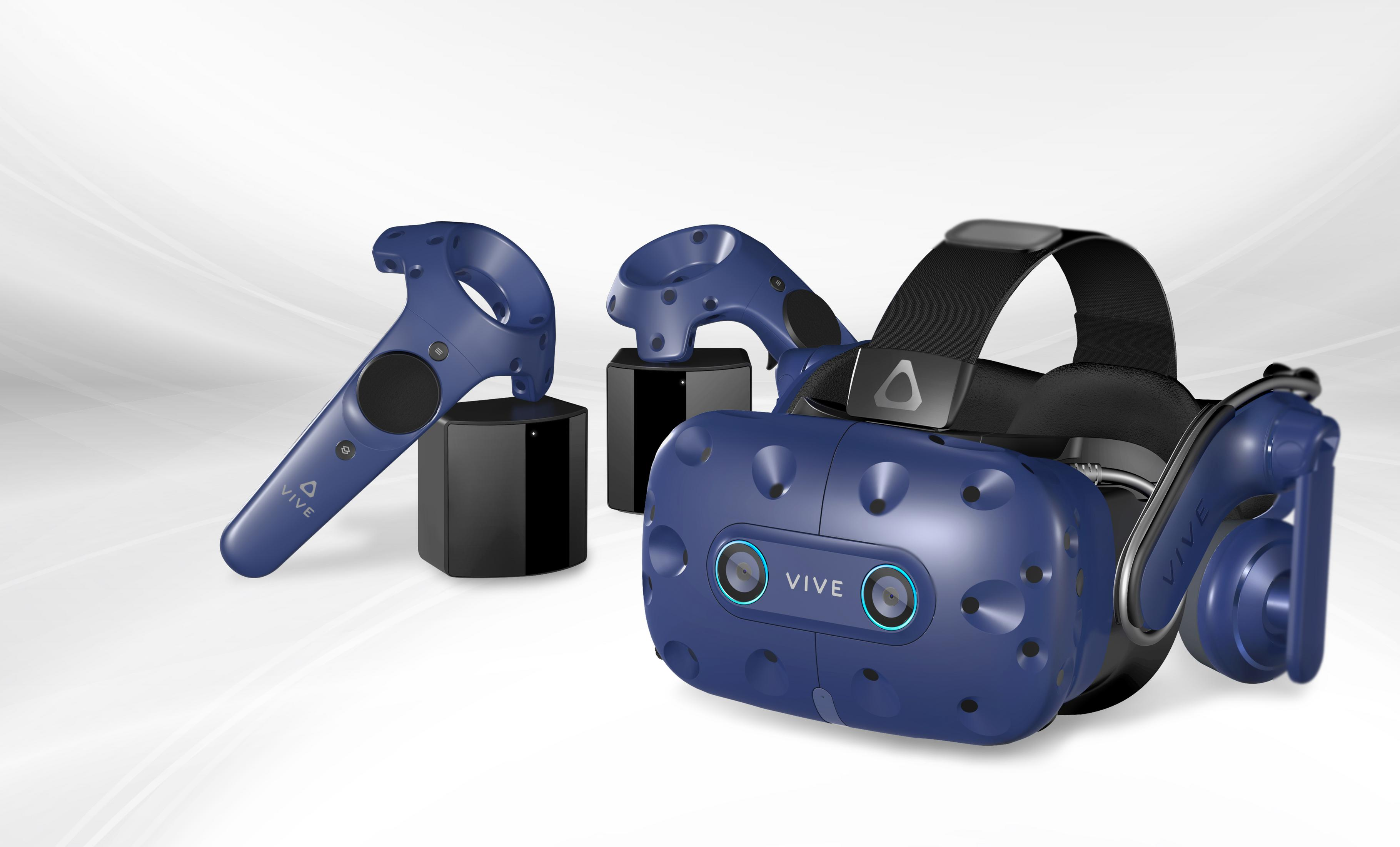 Ein VR-Headset und Controller in Blau, mit schwarzen Basisstationen, auf weißem Hintergrund.