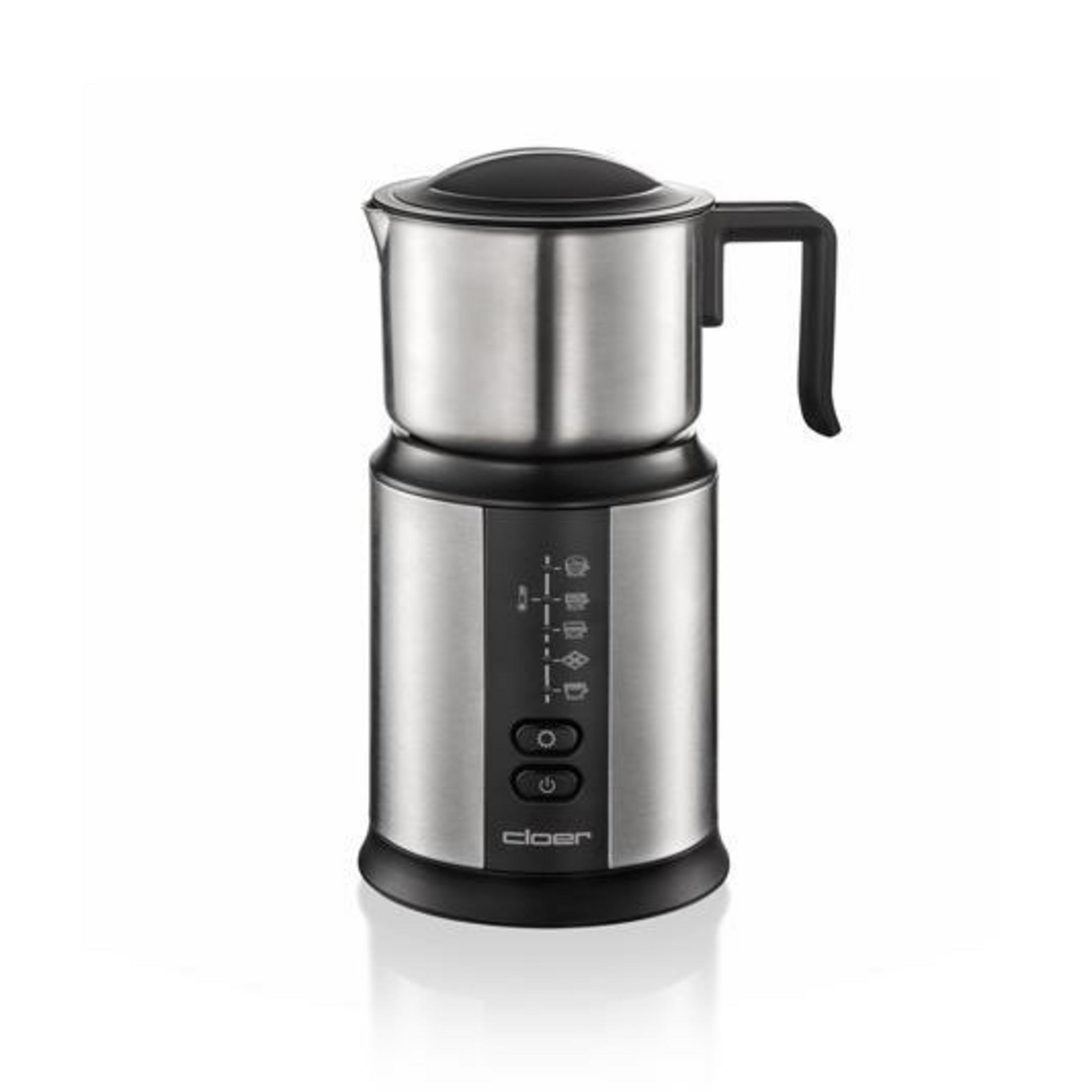 Srebrny i czarny spieniacz do mleka Cloer. Ma uchwyt i przyciski sterowania. Tło jest białe.