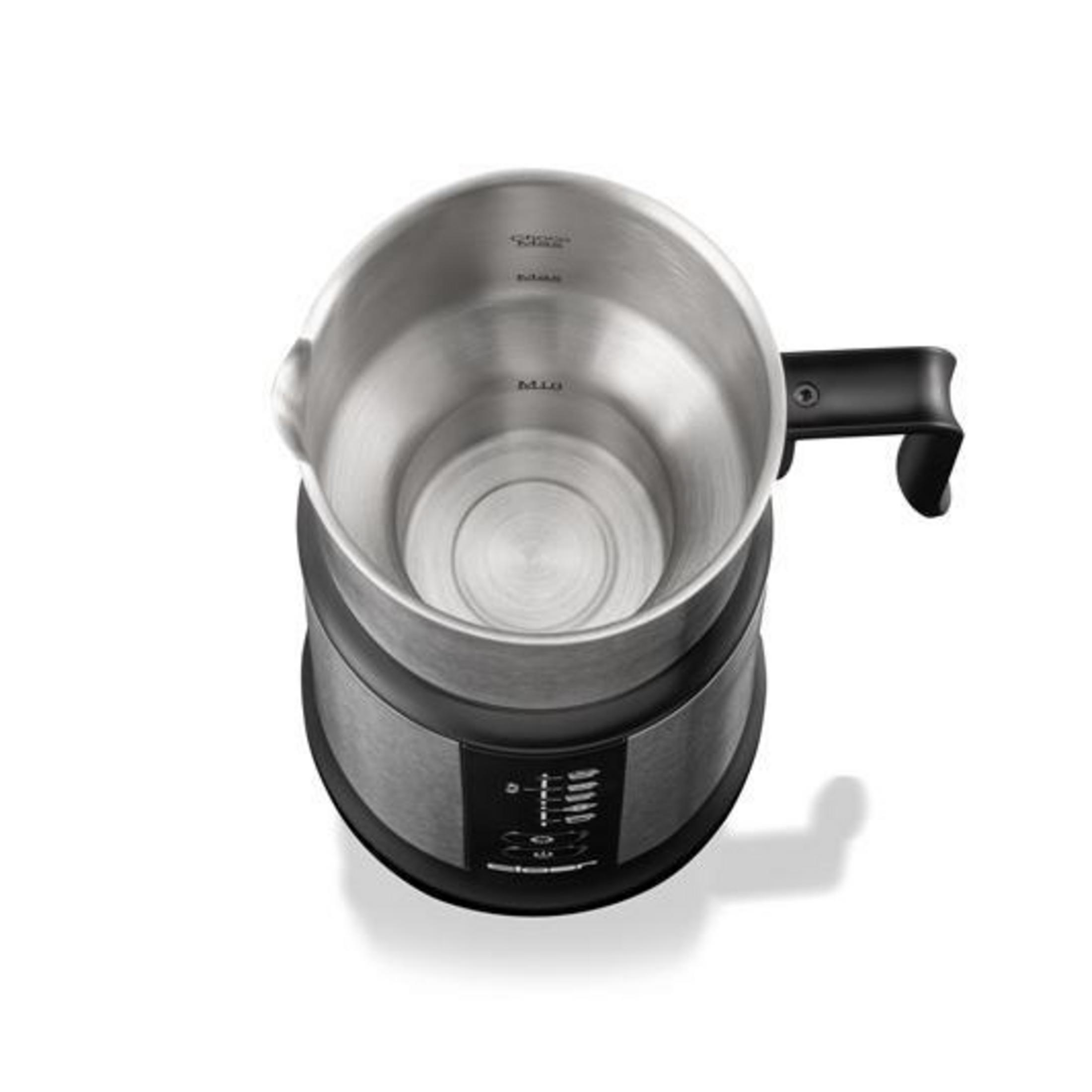 Spieniacz do mleka ze stali nierdzewnej na białym tle.