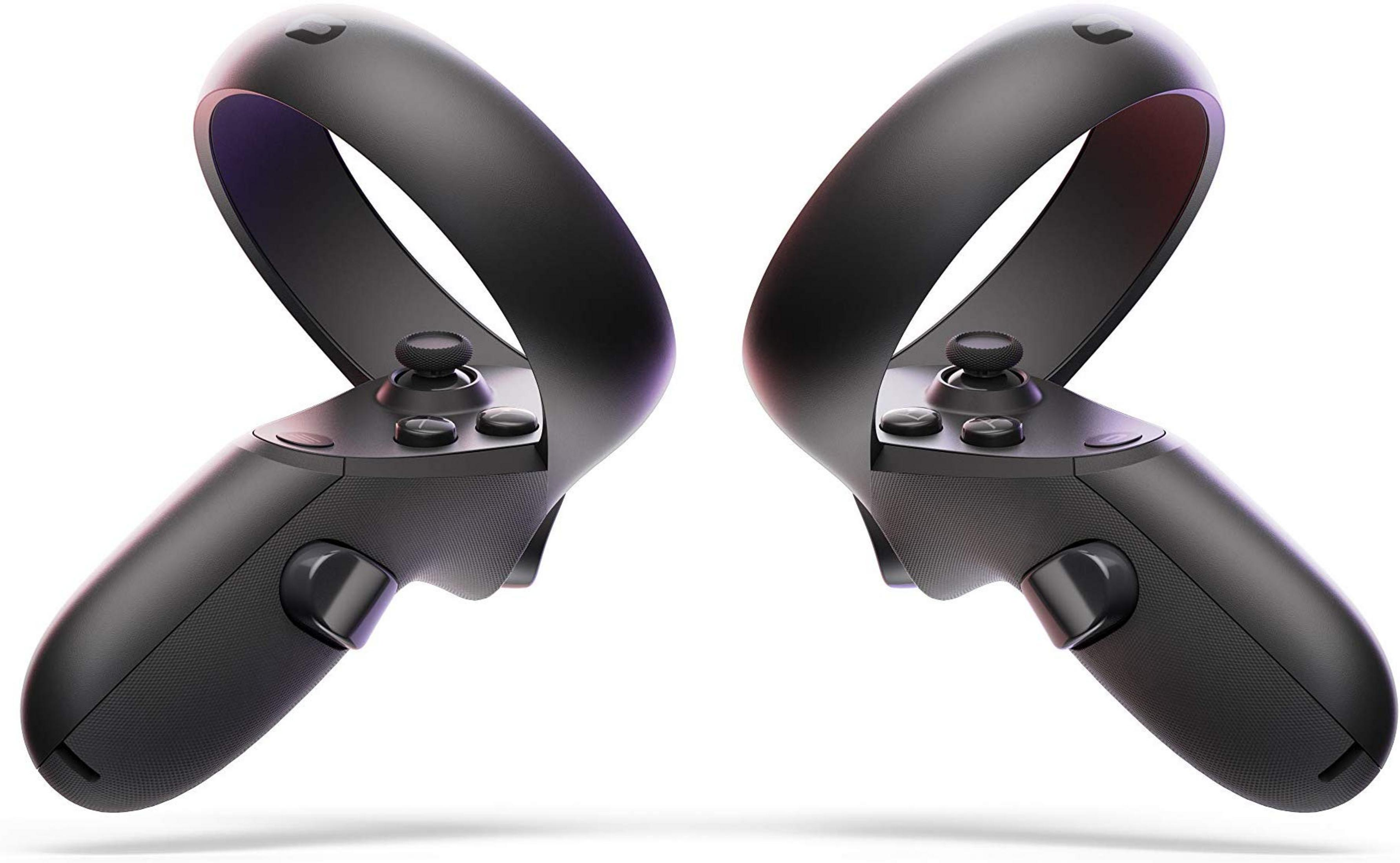 Zwei schwarze VR-Controller mit Knöpfen und Joystick, vor weißem Hintergrund.