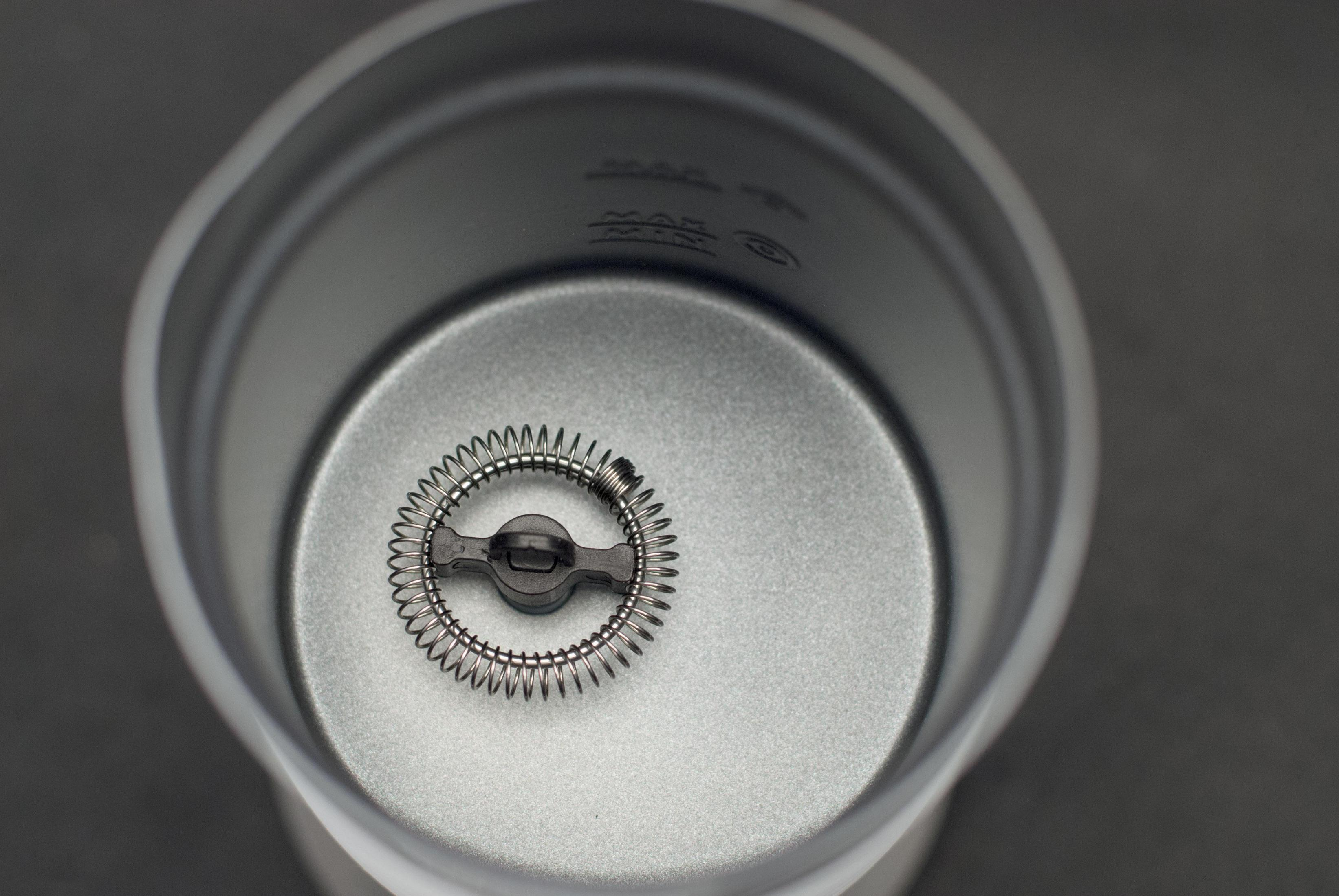 Inneres eines Milchaufschäumers, das den Schneebesen am Boden des Behälters zeigt.