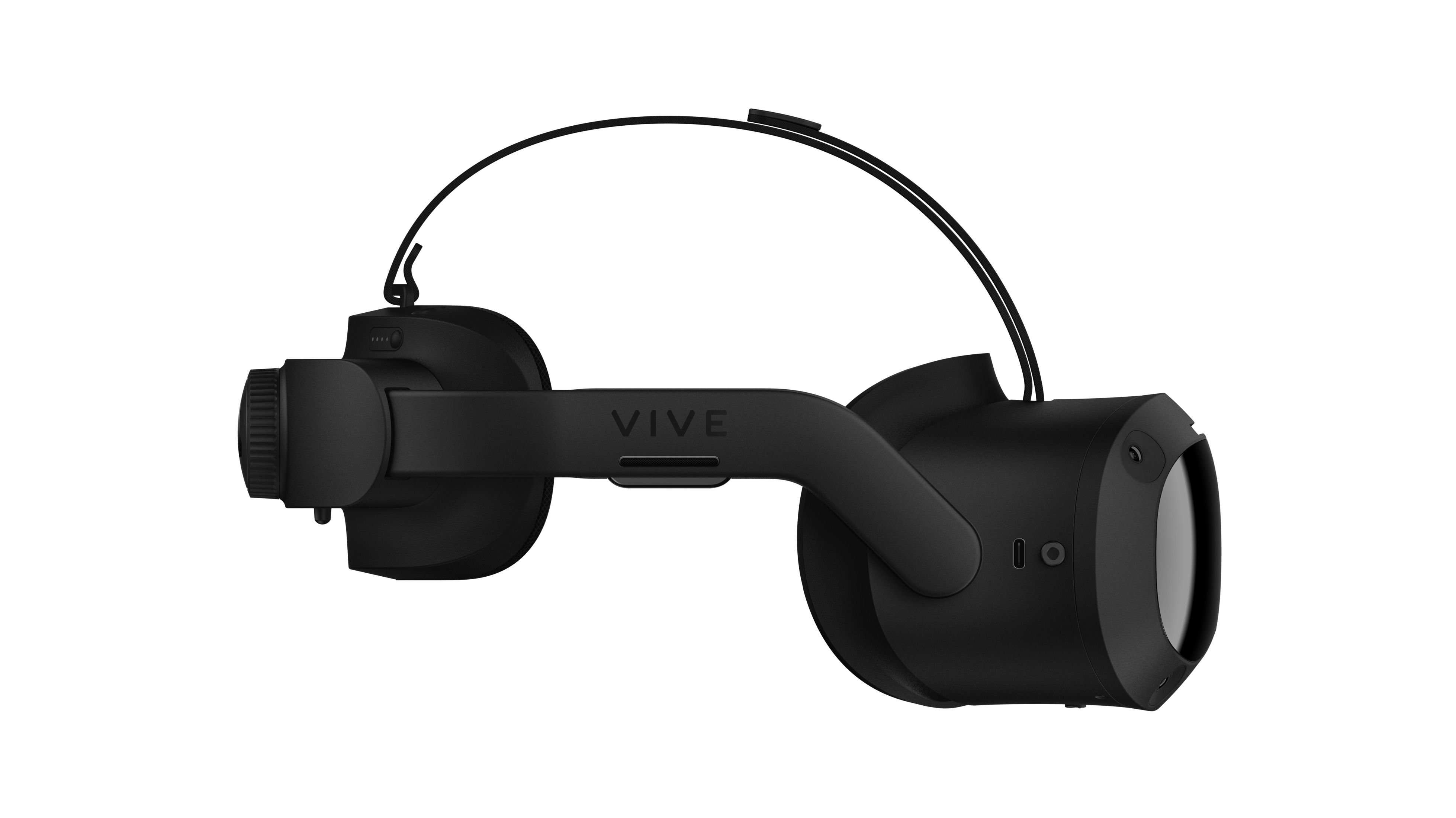 Czarny zestaw słuchawkowy VR ze słowem "VIVE" z boku. Białe tło.