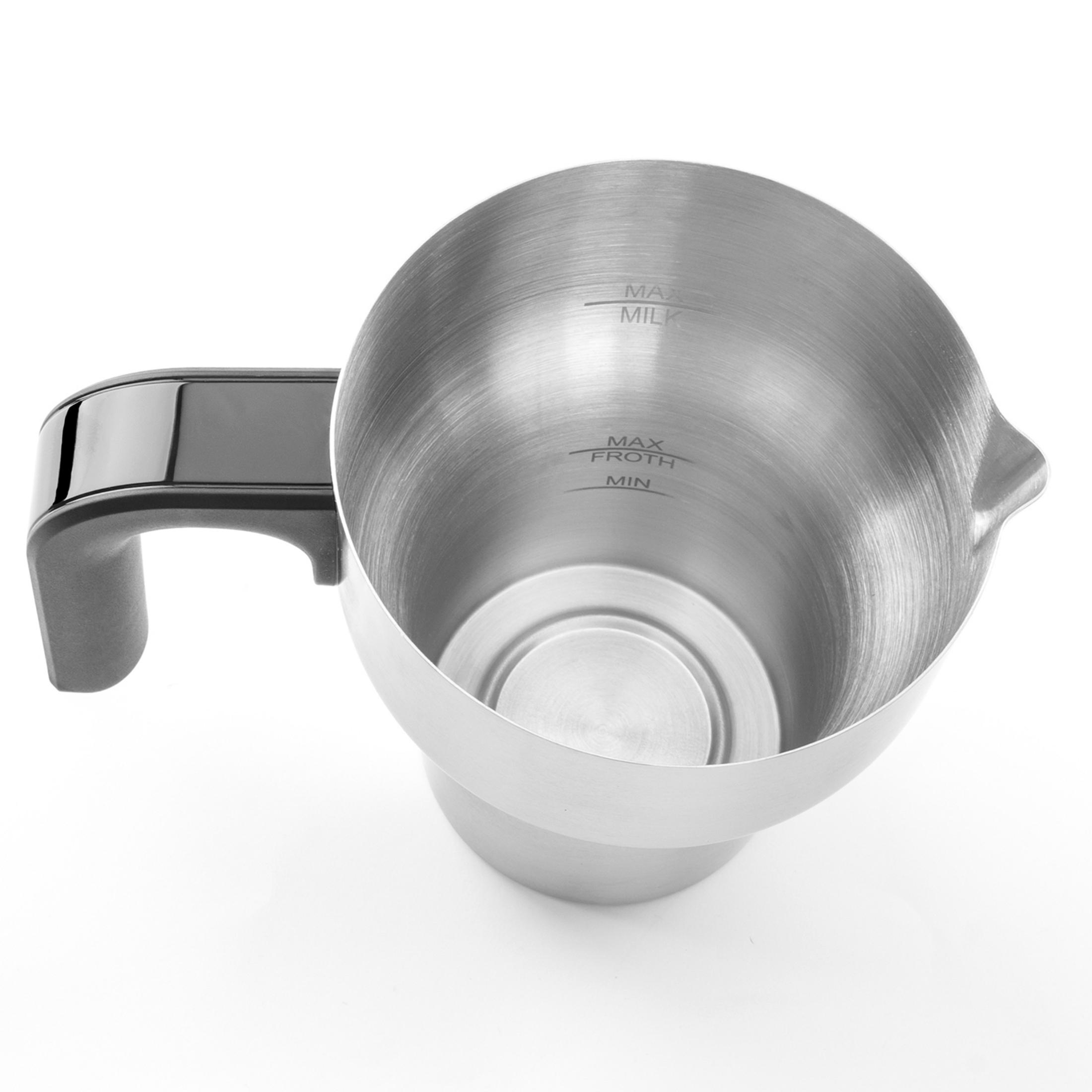 Dzbanek do spieniania mleka ze stali nierdzewnej z czarnym uchwytem, na białym tle.