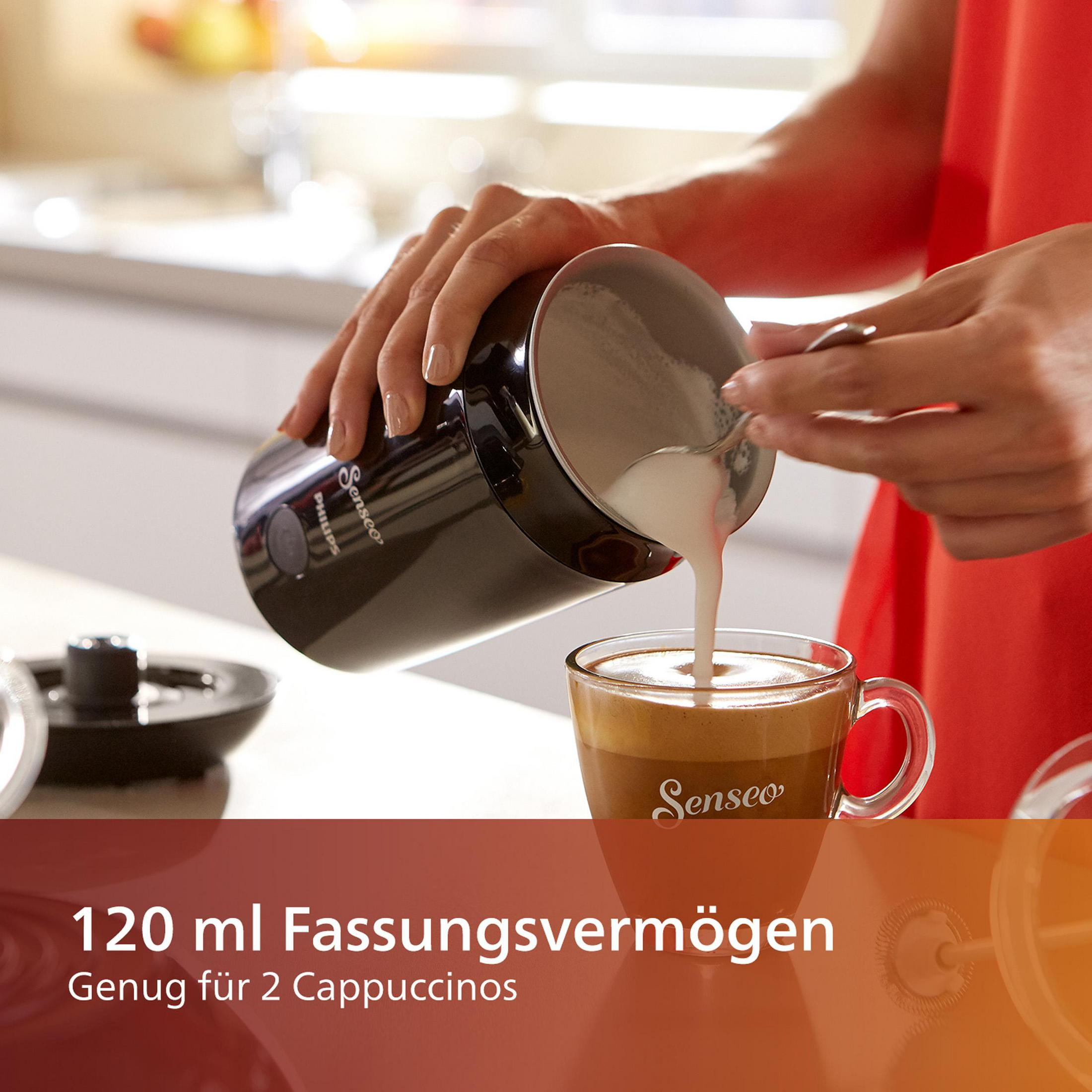 Kobieta wlewa mleko do szklanki kawy. Tekst: Pojemność 120 ml, wystarcza na 2 cappuccino.