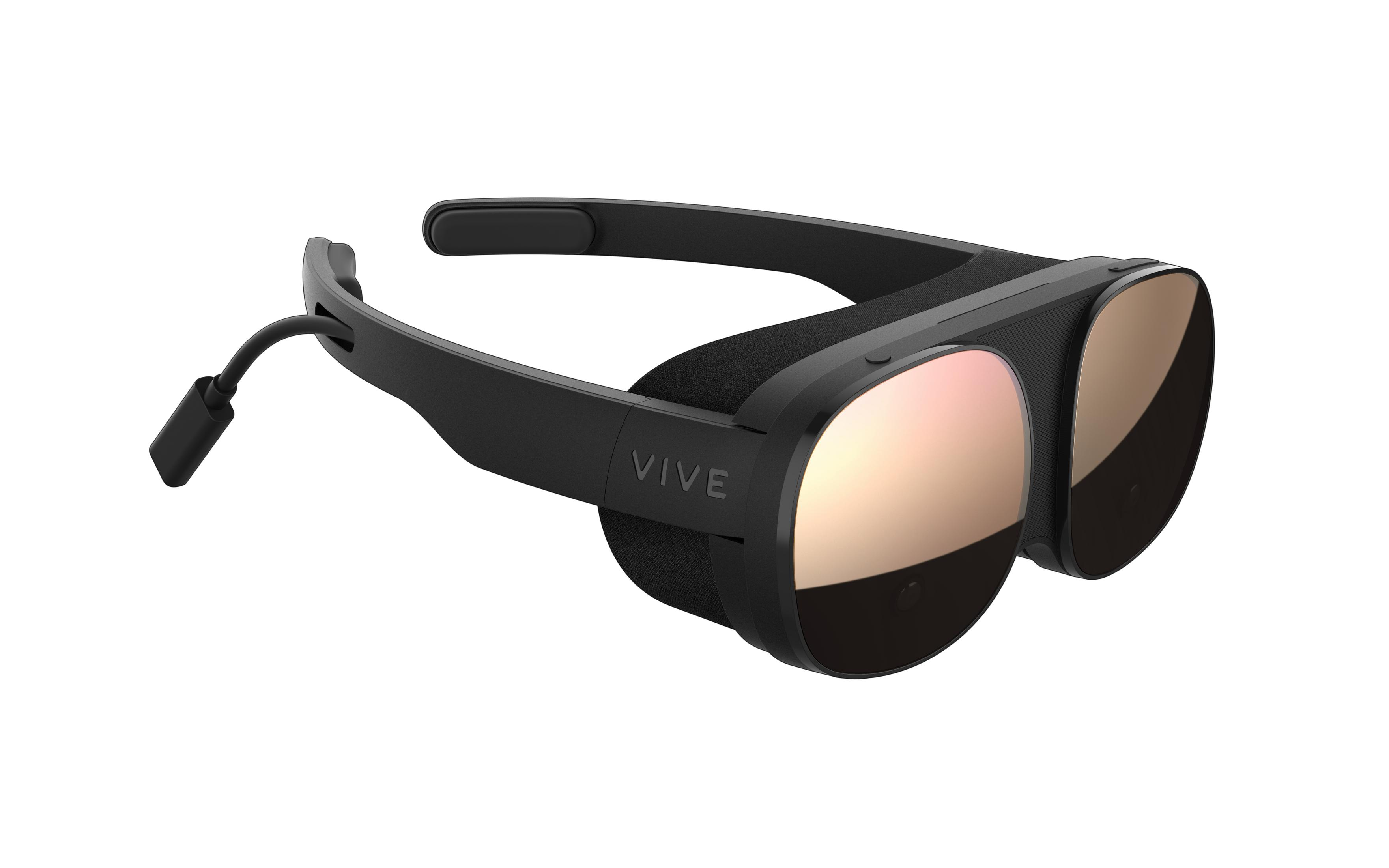 Czarny zestaw słuchawkowy VR ze złotymi soczewkami, widok z boku, z widoczną marką 'VIVE'.