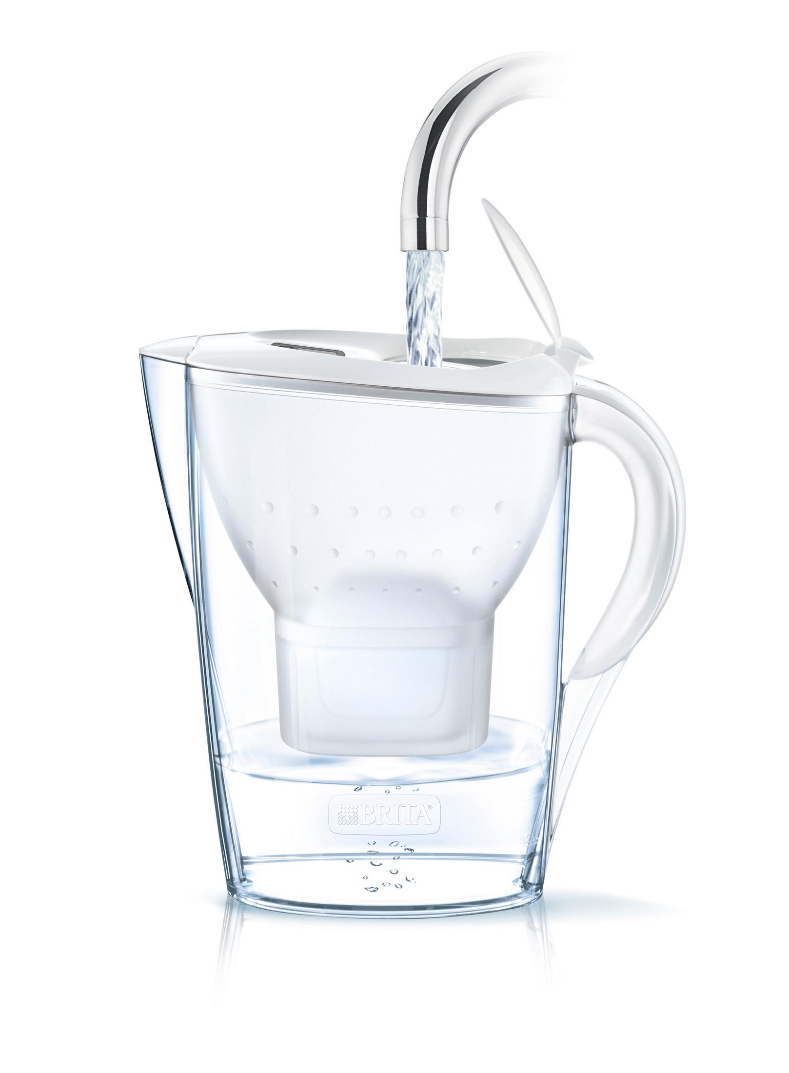 Una brocca bianca con filtro per l'acqua Brita con acqua che scorre da un rubinetto nella brocca.