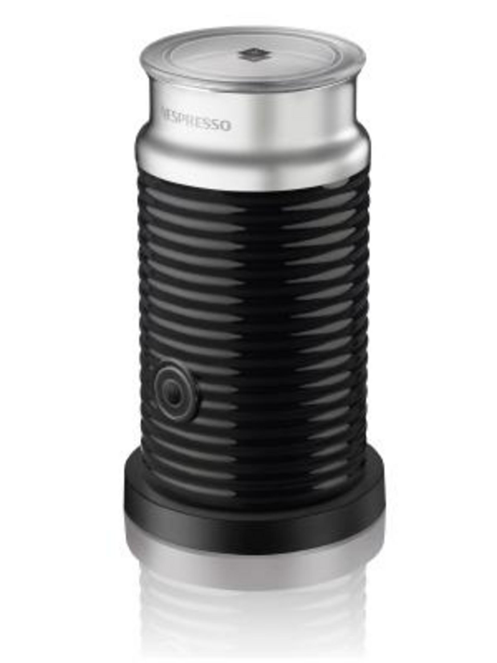 Ein schwarzer Nespresso Milchaufschäumer. Silberner Deckel und schwarzer, gerippter Körper. Weißer Hintergrund.