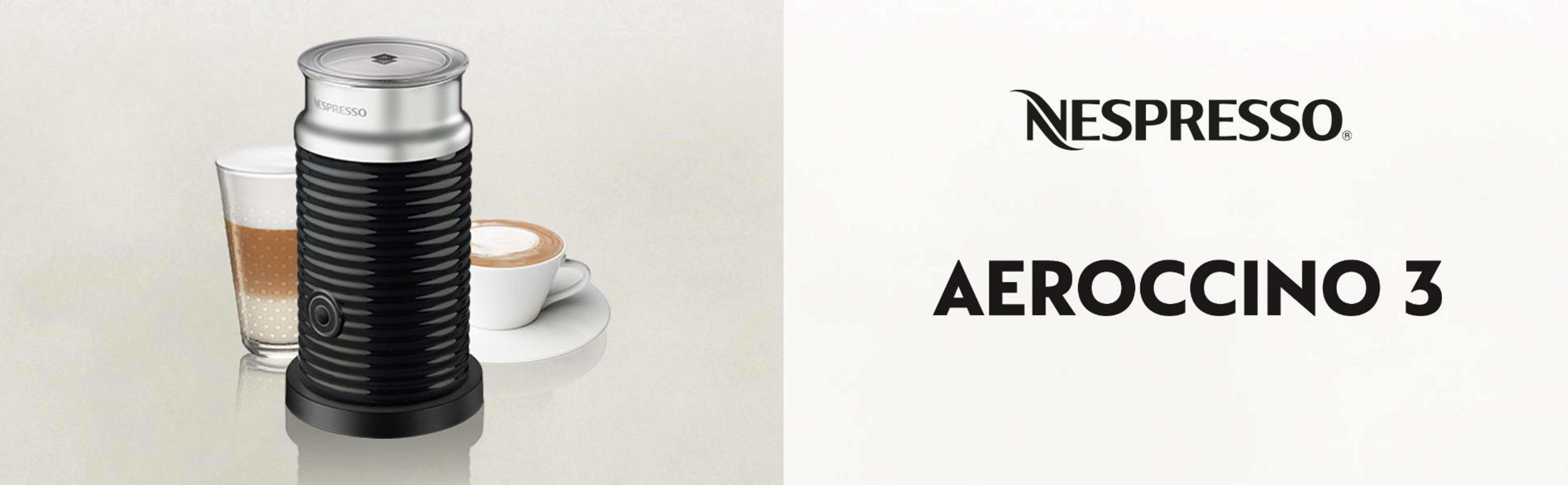 Nespresso Aeroccino 3 Milchaufschäumer neben einem Latte und einem Cappuccino. Weißer Hintergrund.