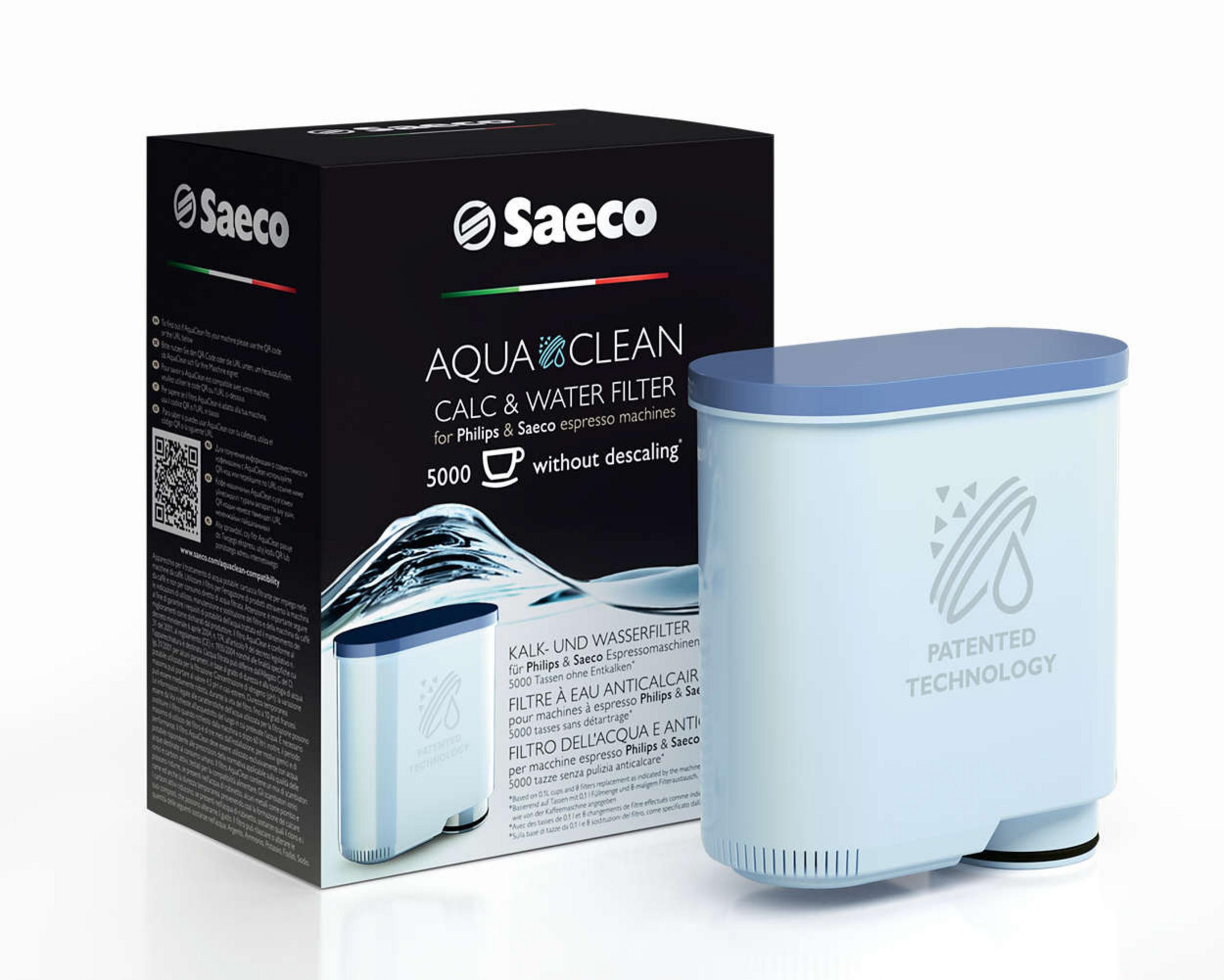 Una scatola e un filtro Saeco AquaClean per calcare e acqua. La scatola è blu e bianca.