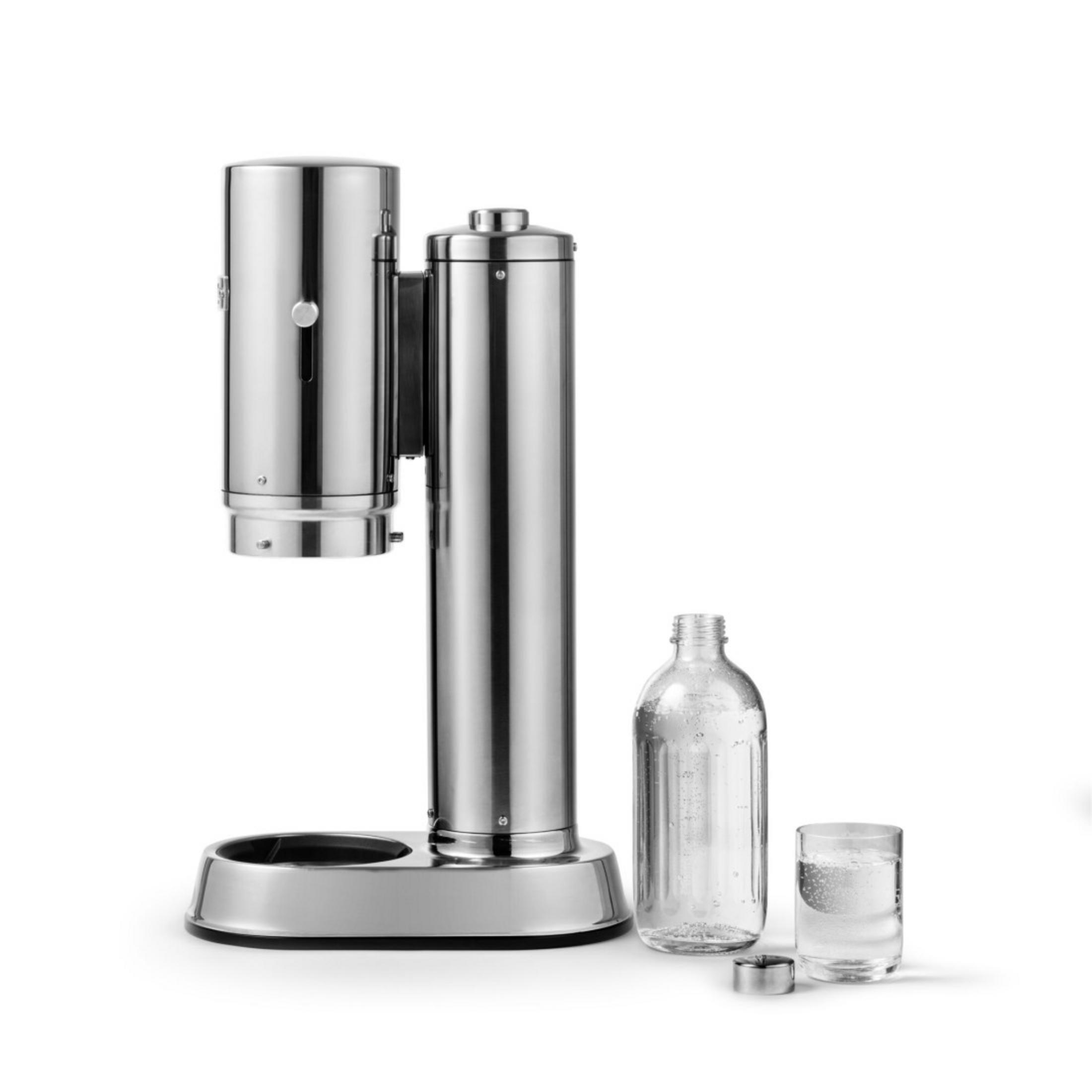 Soda-Maker mit einer Glasflasche, einem kleinen Glas und einem Glas mit Wasser.