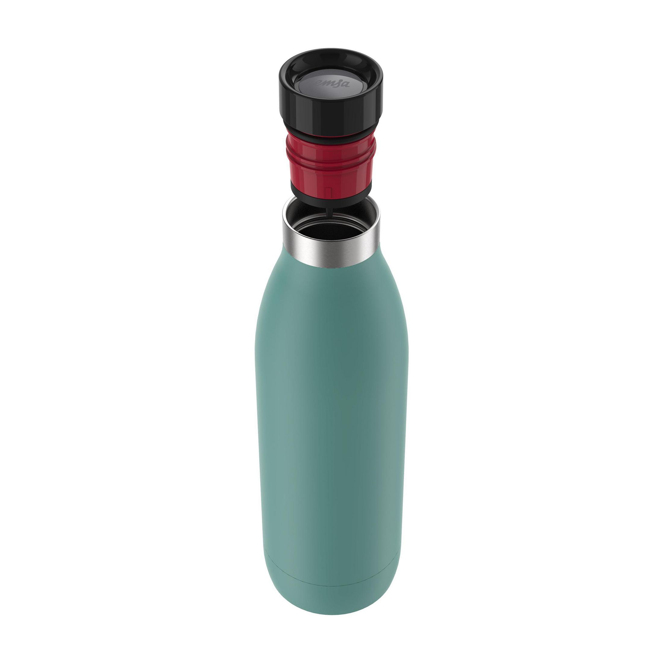 Türkisgrüne Wasserflasche zerlegt, mit Deckel, rotem Ring und silbernem Rand. Weißer Hintergrund.