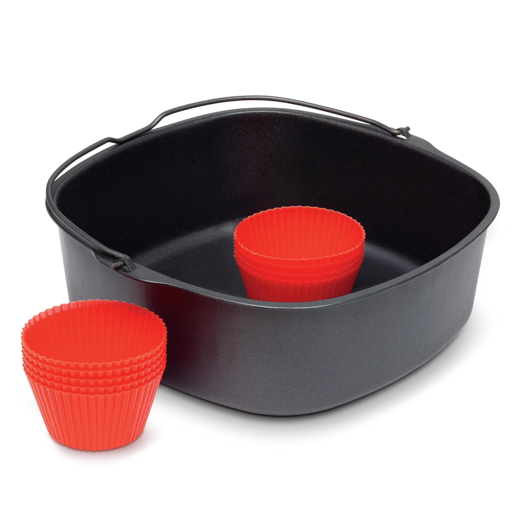 Czarny kosz do frytkownicy powietrznej z czerwonymi foremkami do babeczek w środku. Kosz ma uchwyt.