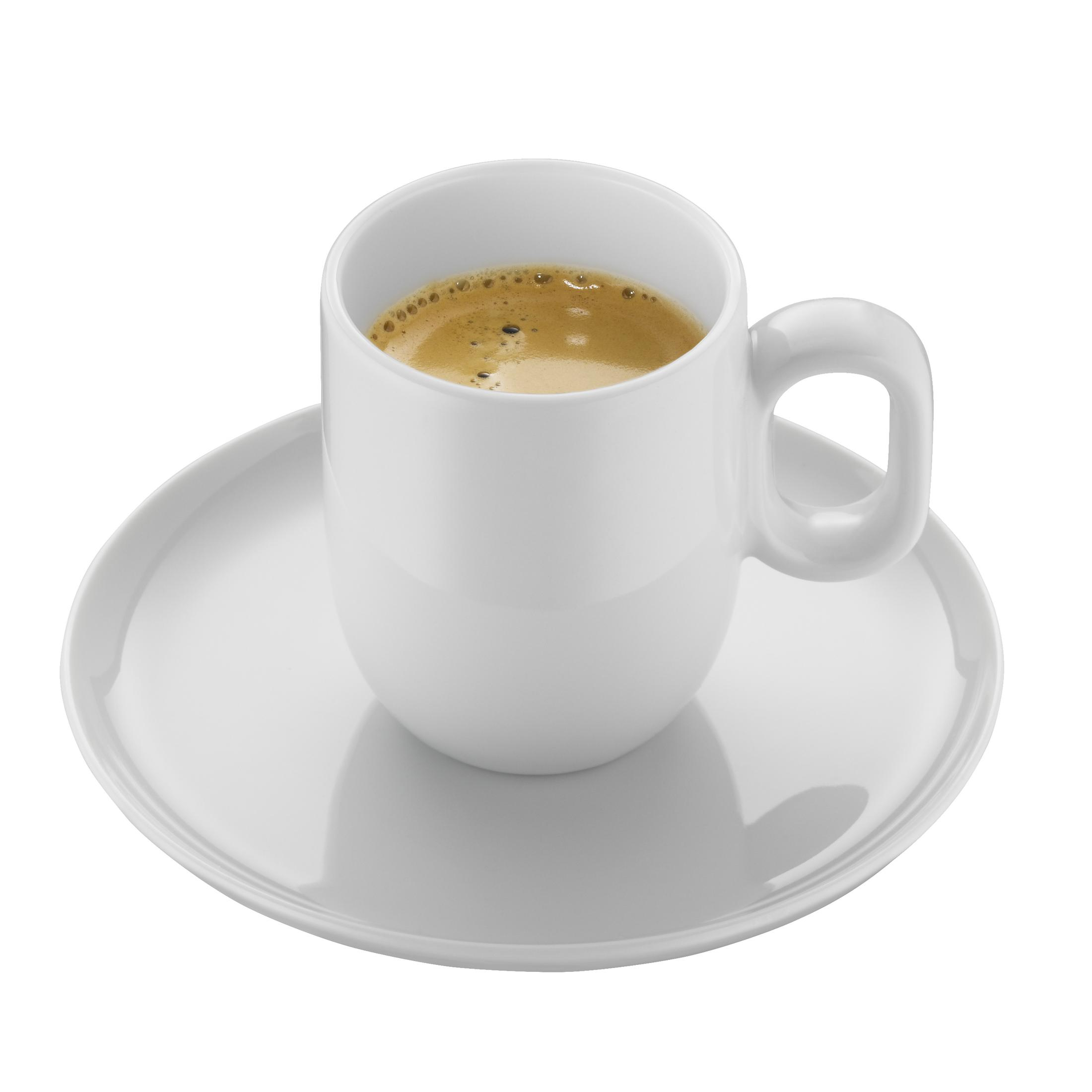 Weiße Kaffeetasse auf einer weißen Untertasse. Die Tasse hat einen Griff und ist mit Kaffee gefüllt.