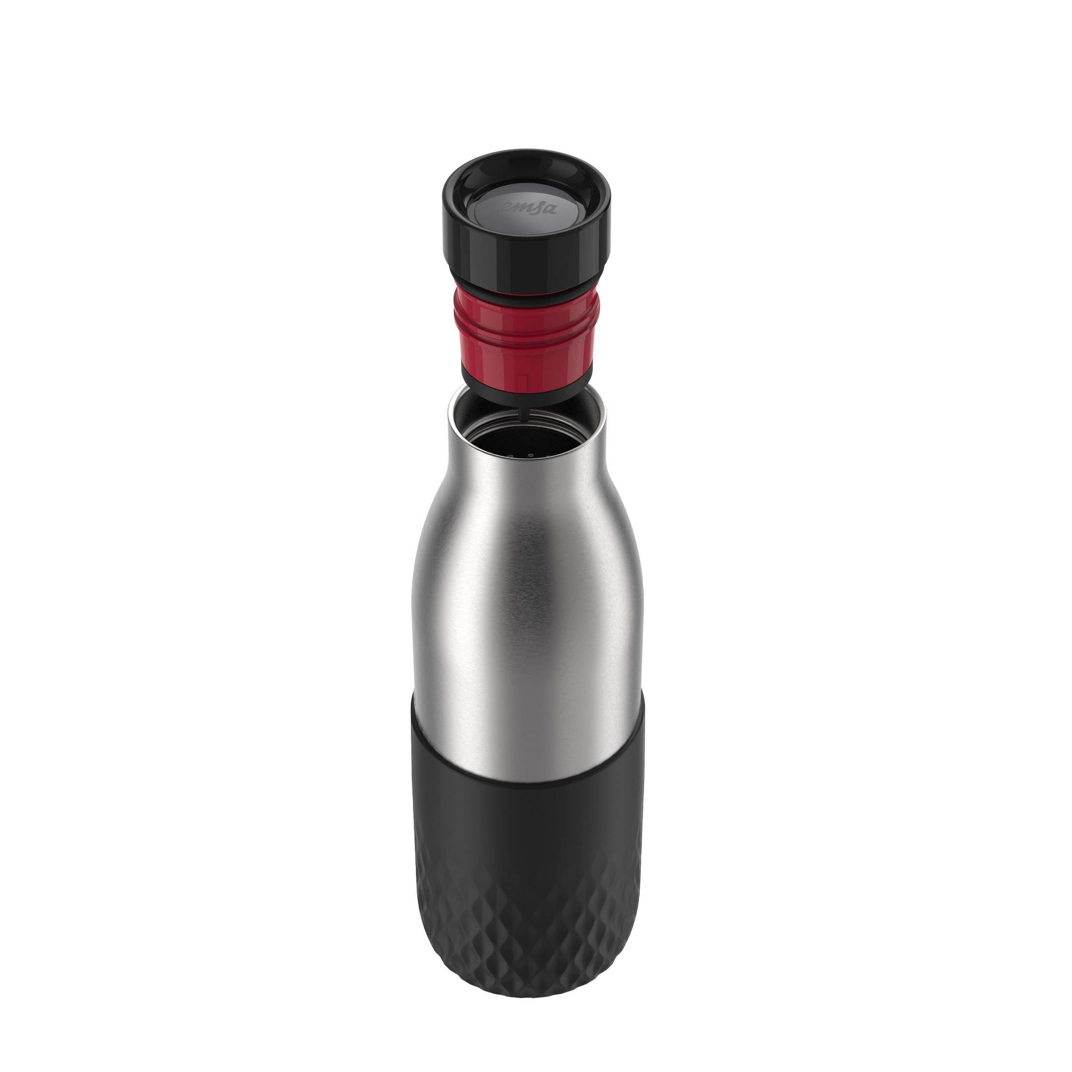 Eine Edelstahl-Wasserflasche mit schwarzem und rotem Deckel, teilweise zerlegt, weißer Hintergrund.