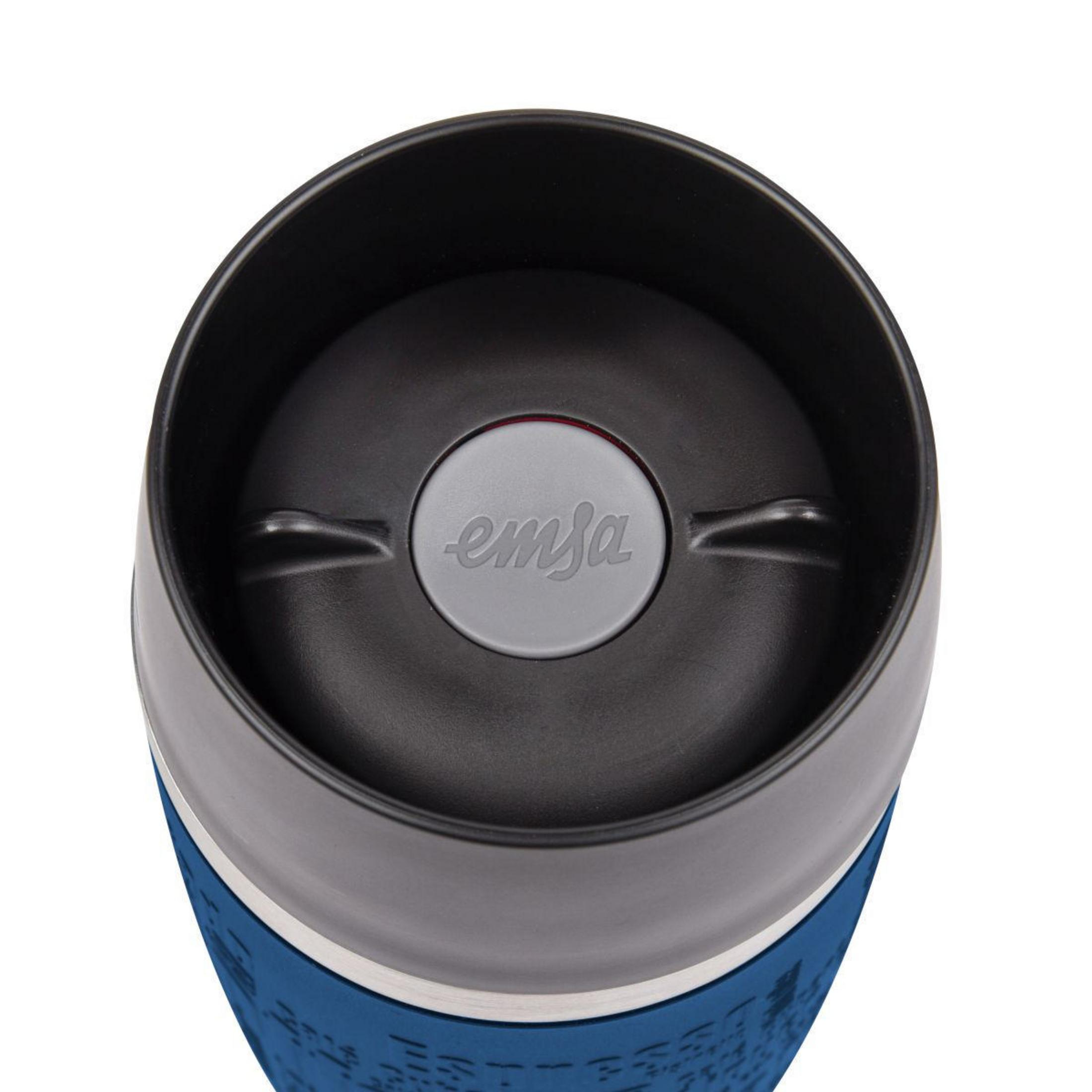 Draufsicht auf blauen und schwarzen Reisebecherdeckel mit Logo. Emsa-Logo in Grau.