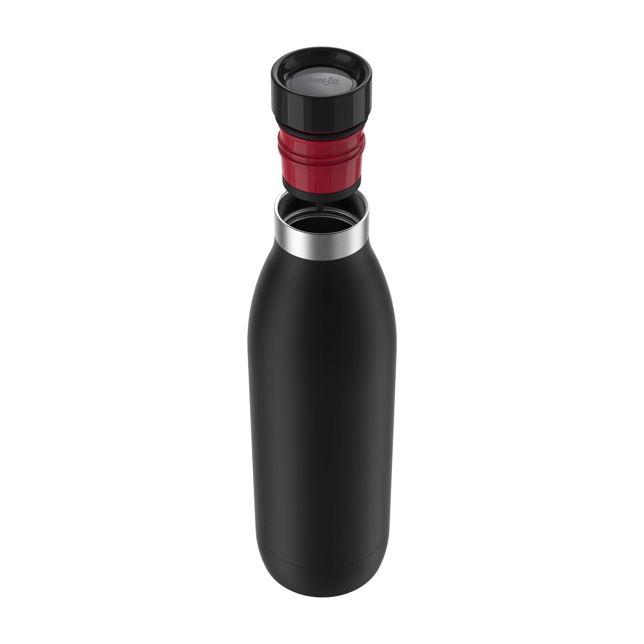 Eine offene schwarze Flasche mit rotem und schwarzem Deckel, vor weißem Hintergrund.
