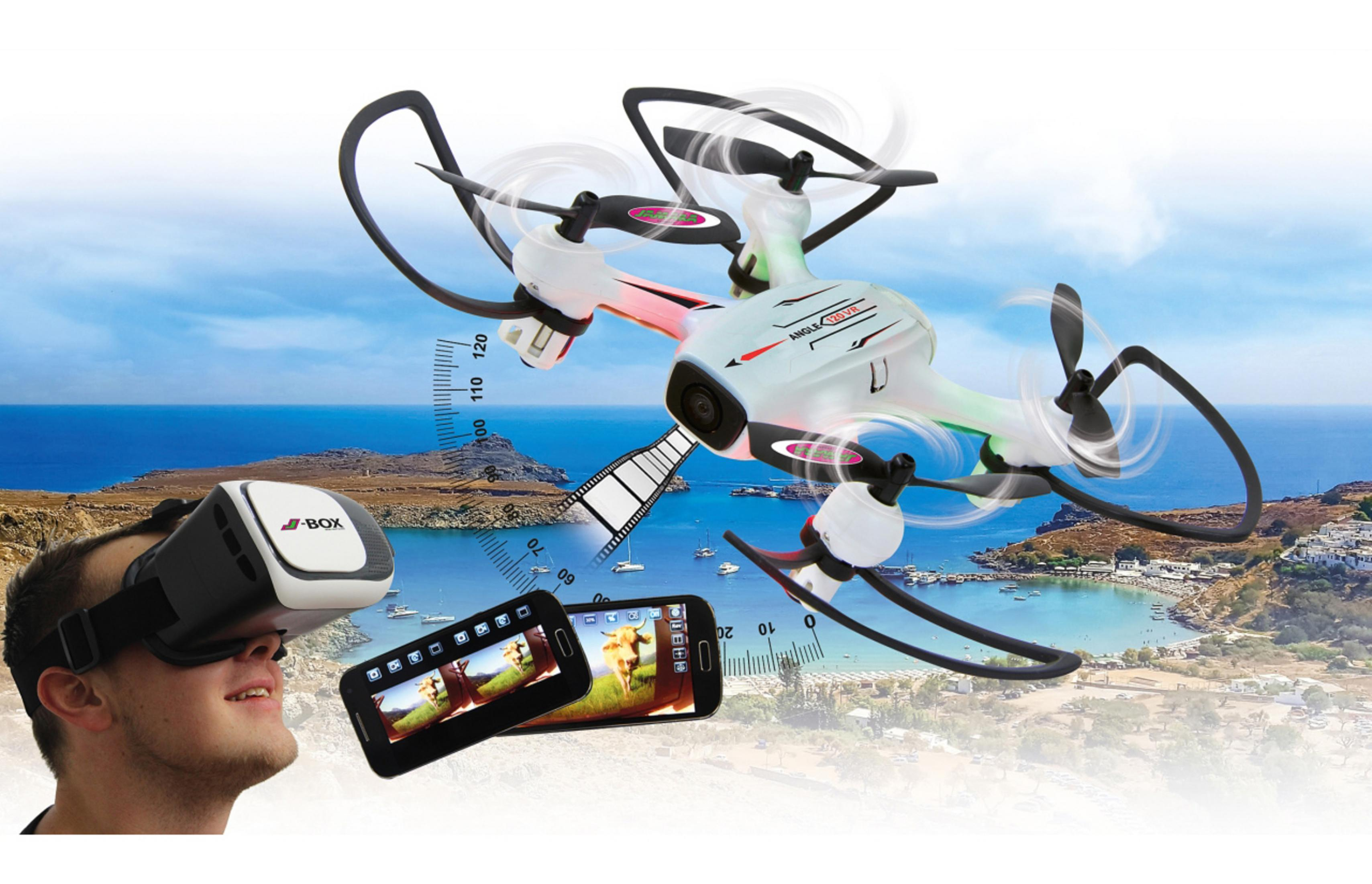 Mann benutzt VR-Headset mit Drohne über Küstenlinie. Küste und Meer im Hintergrund, sonniger Tag.