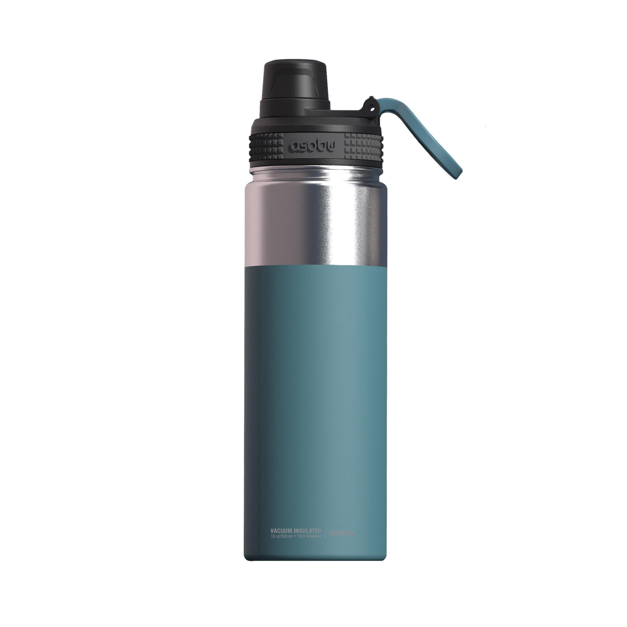 Eine türkisfarbene isolierte Wasserflasche mit schwarzem Deckel und blauem Griff auf weißem Hintergrund.