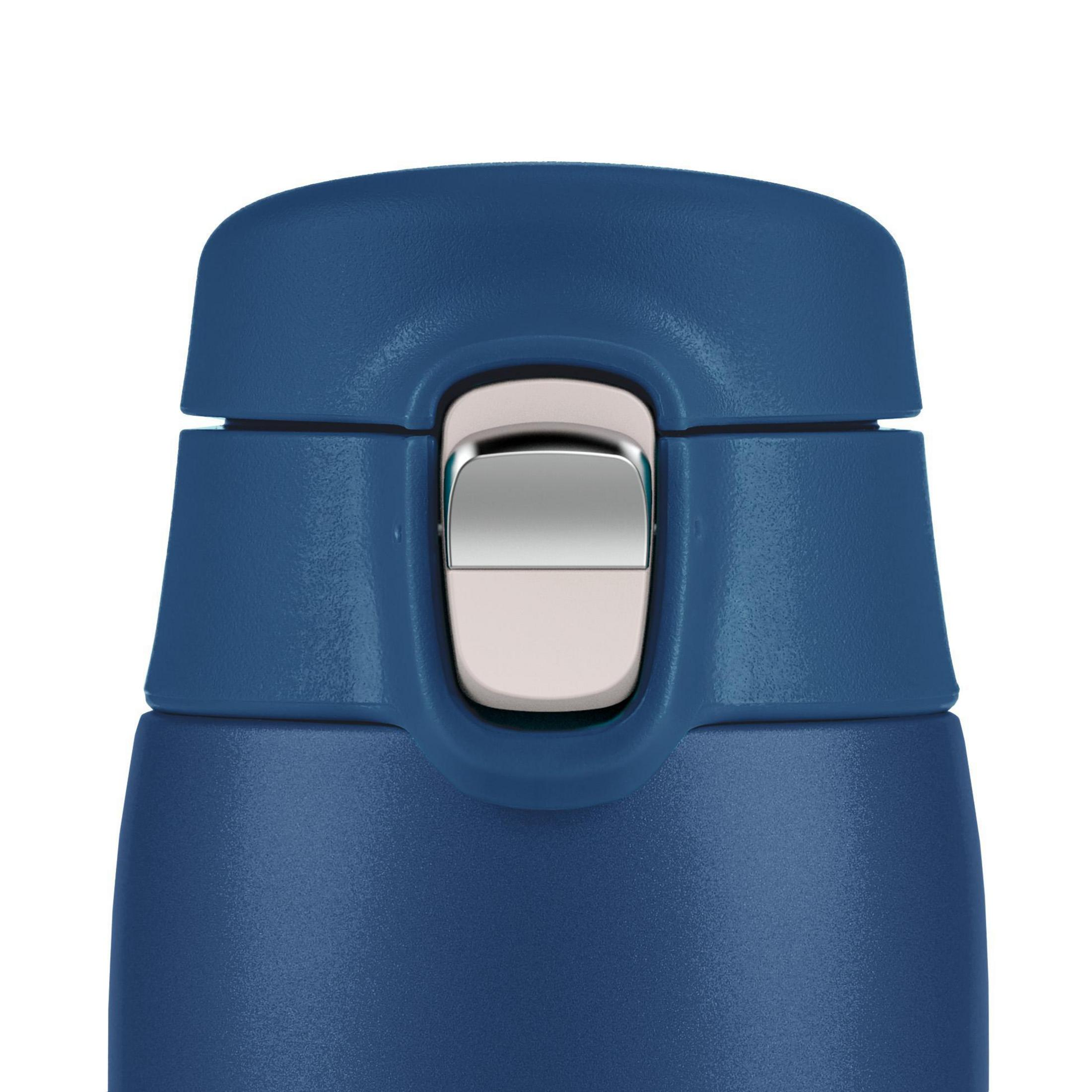Nahaufnahme eines blauen Wasserflaschendeckels mit silbernem Knopf.