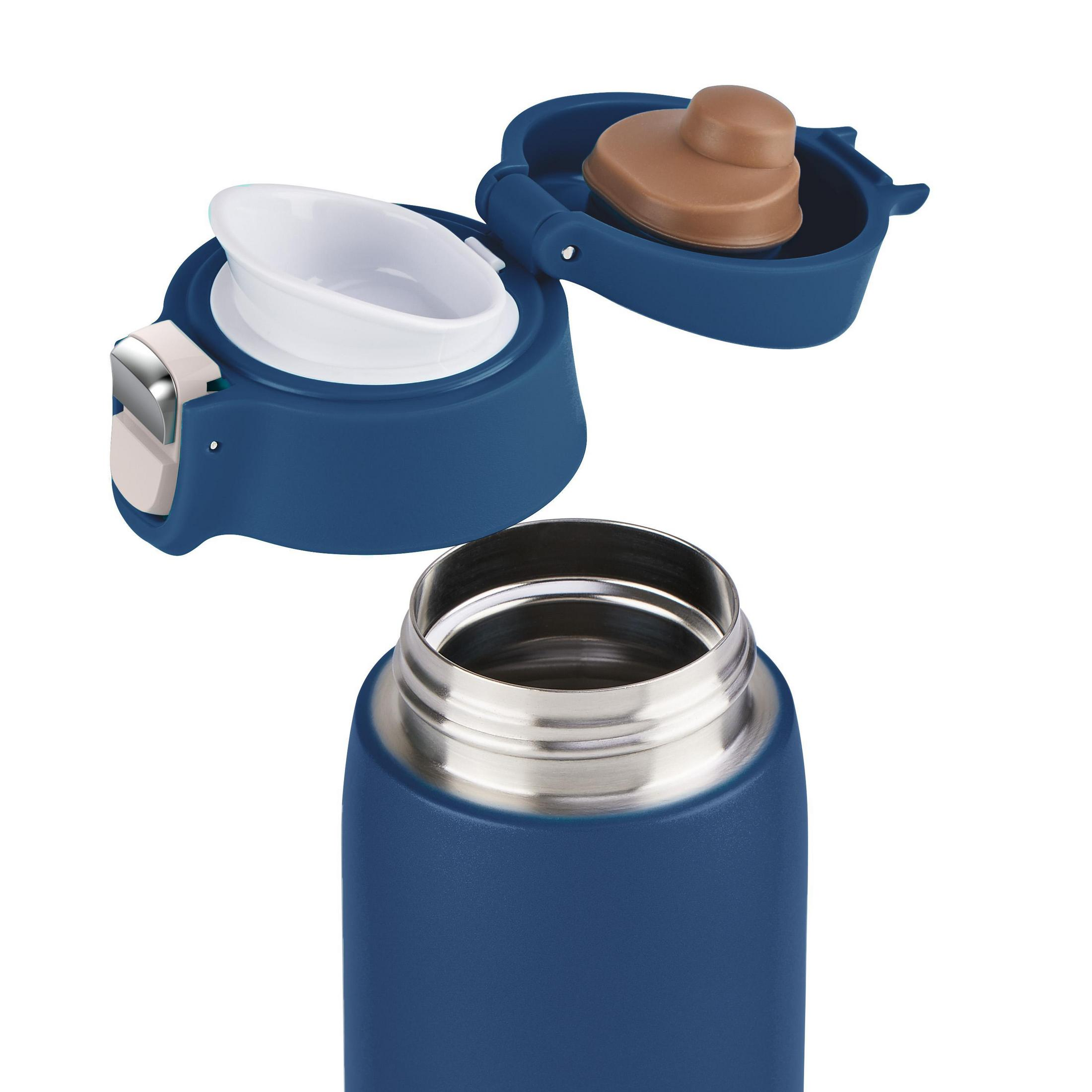 Geöffnete Wasserflasche mit blauem Körper und einem Deckel, bestehend aus einem braunen und weißen Teil.