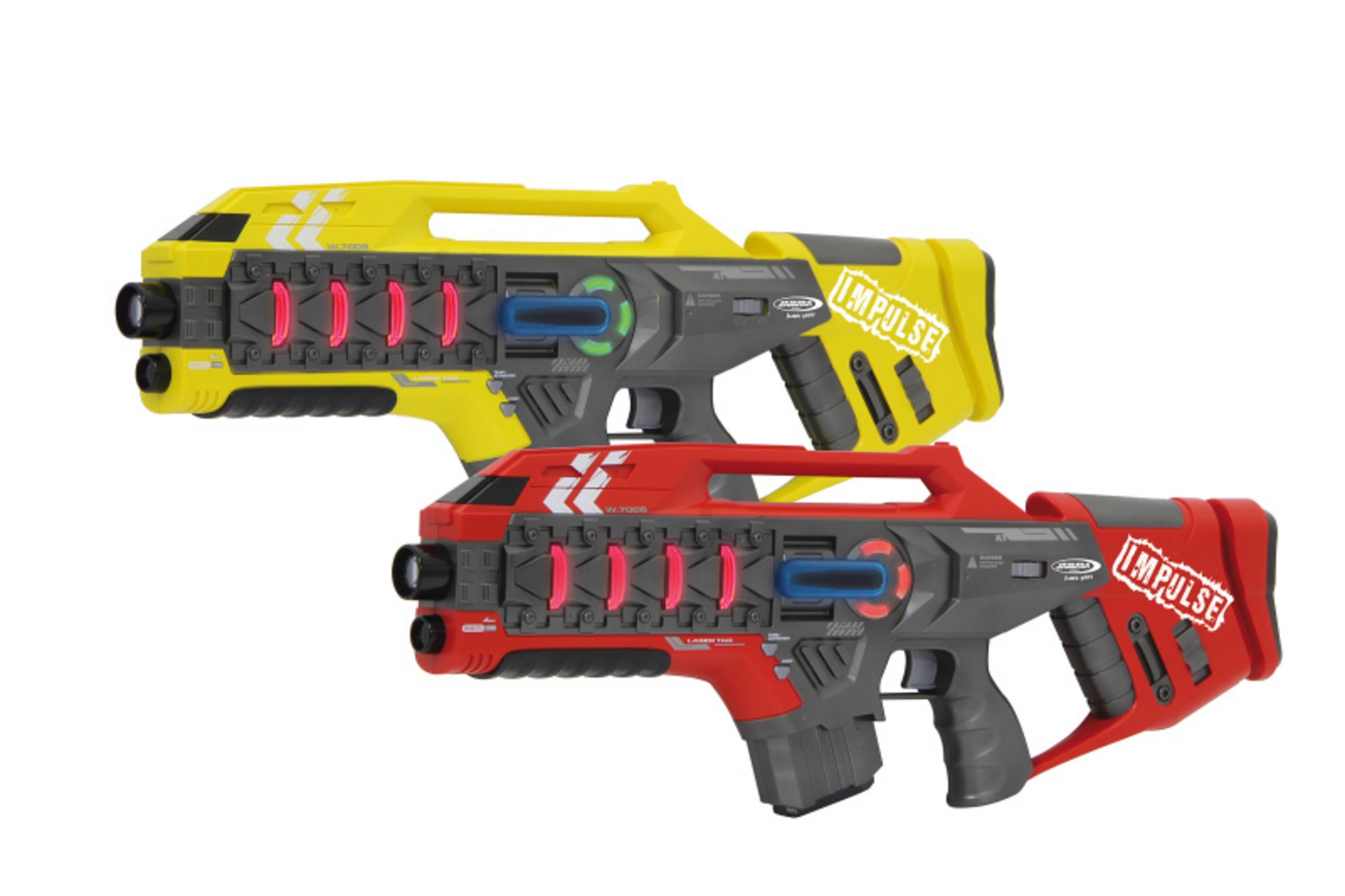 Zwei Laser-Tag-Pistolen, eine gelbe und eine rote, auf weißem Hintergrund. Beide haben ein ähnliches Design.