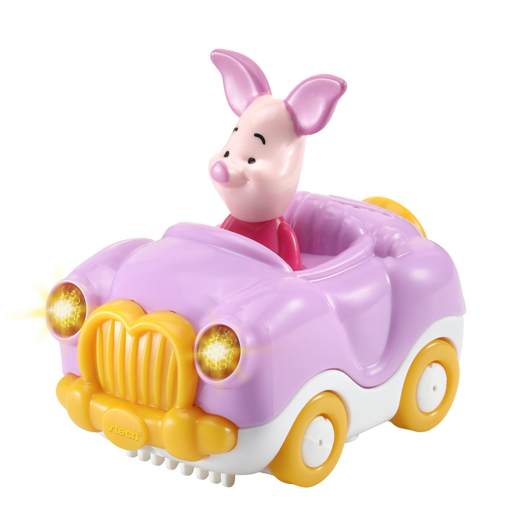 Piglet-Spielzeug in einem lila Auto mit gelben Akzenten, weißer Hintergrund.