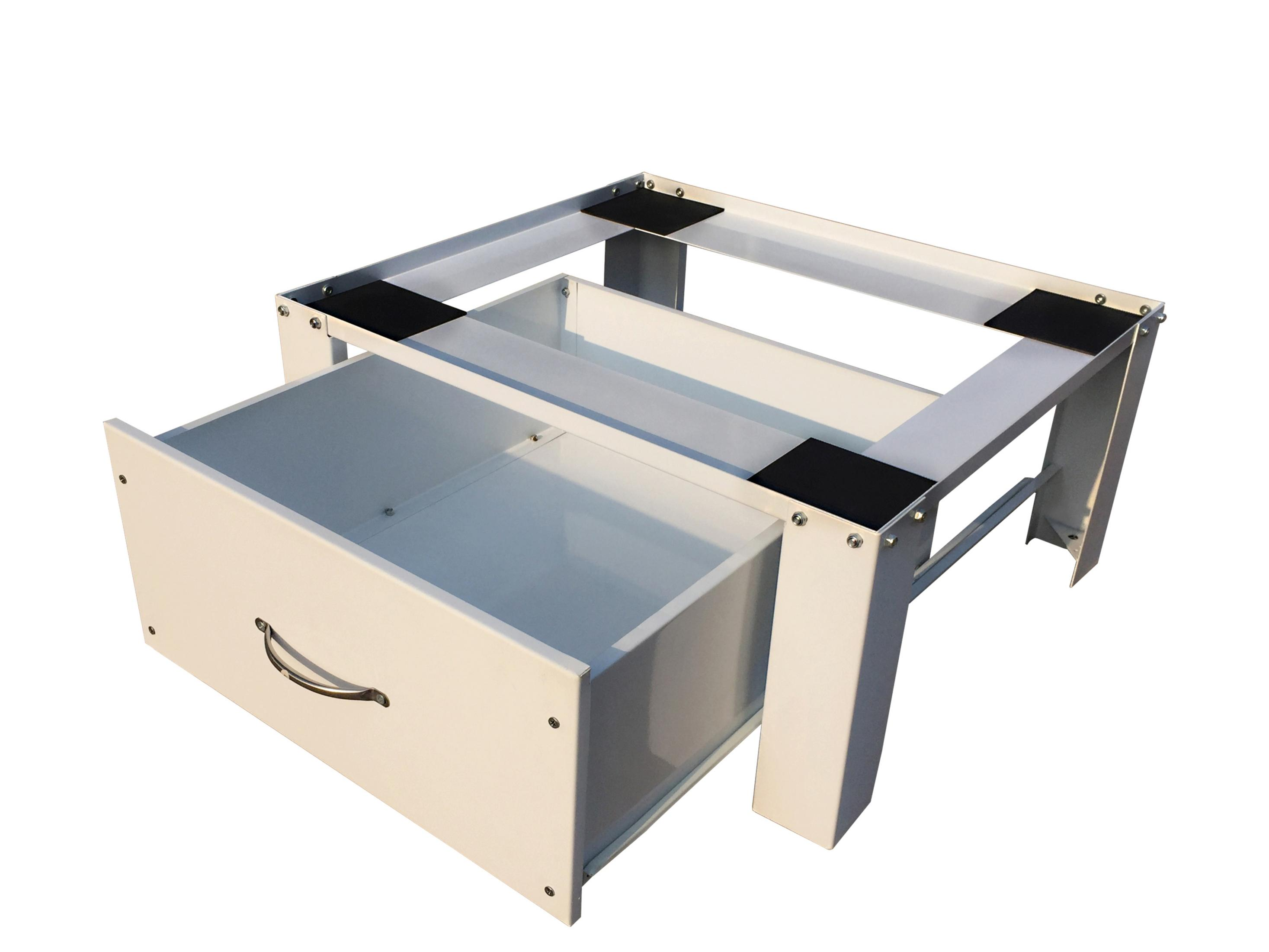 Wit metalen frame met een lade, zwarte pads en een handvat. Geïsoleerd op witte achtergrond.