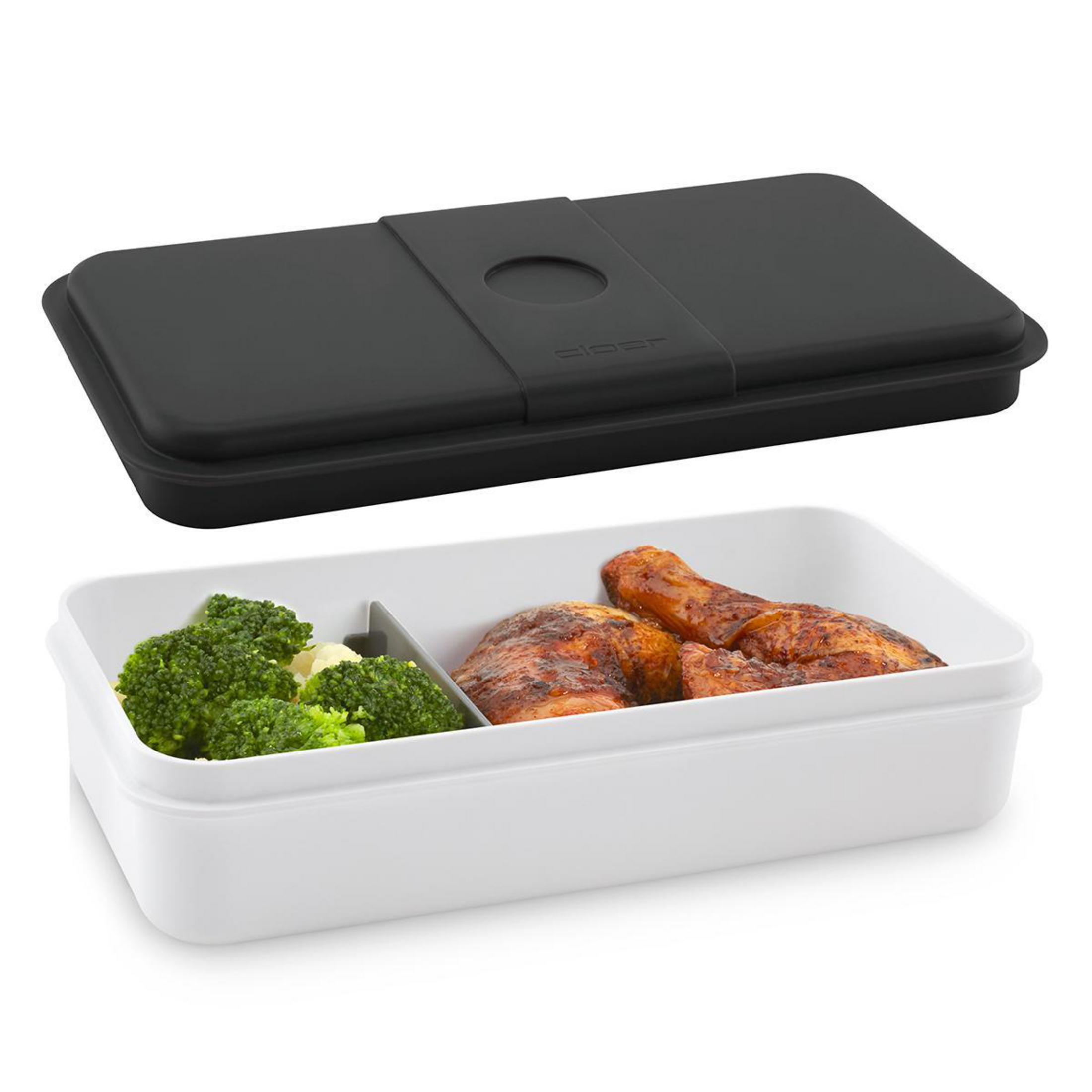 Lunchbox mit Brokkoli und Hähnchen. Schwarzer Deckel ist offen.